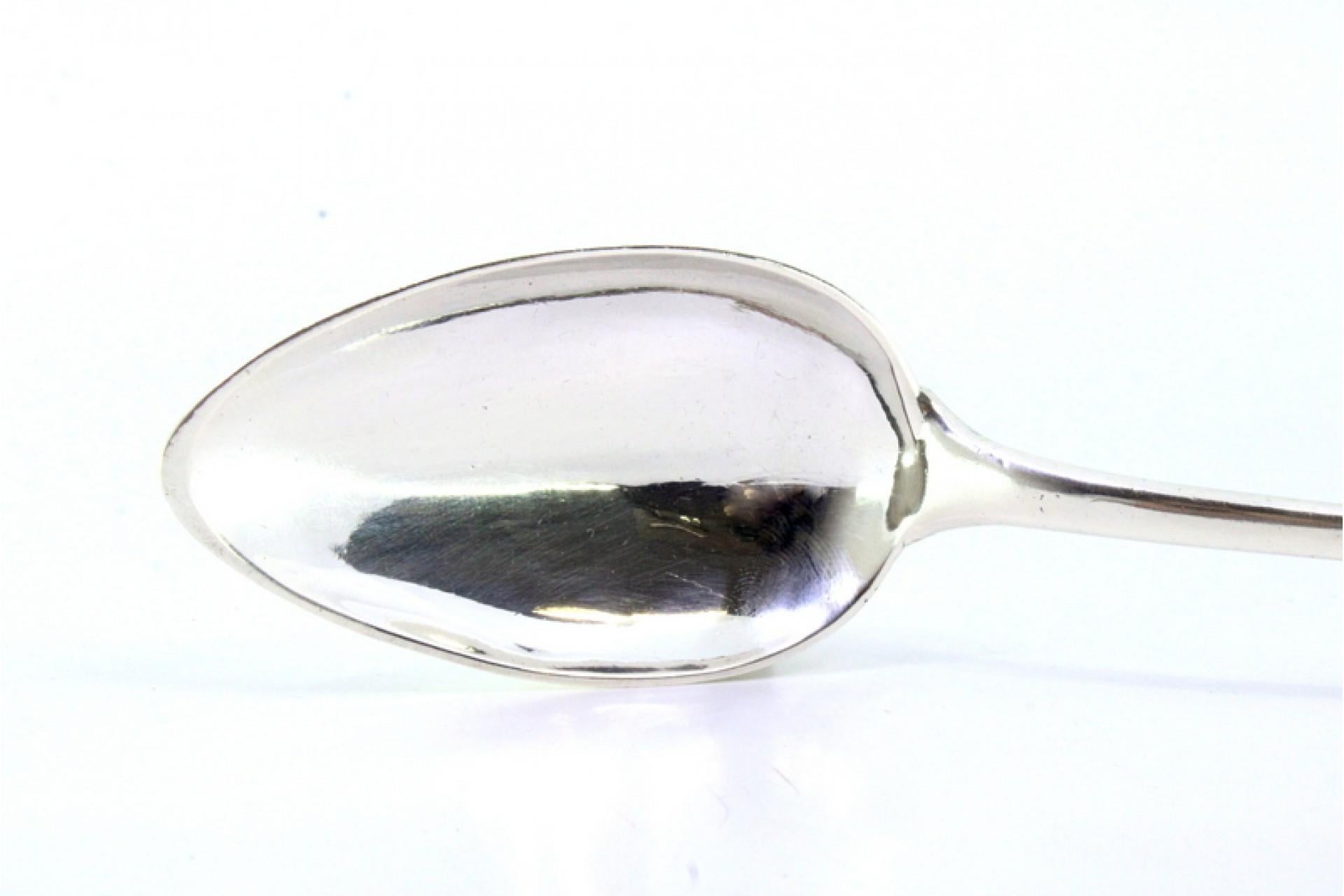 Descripción: Cuchara arrocera y de servir de plata con mango guilloché y placa con monograma. Metal: Silver. Origen: Portugués. Marca: Javali II Título. Peso: 155,73 gramos. Dimensiones: 31 cm x 5,5 cm. Contenido: 833/1000. Marca de ensaye: Sí,