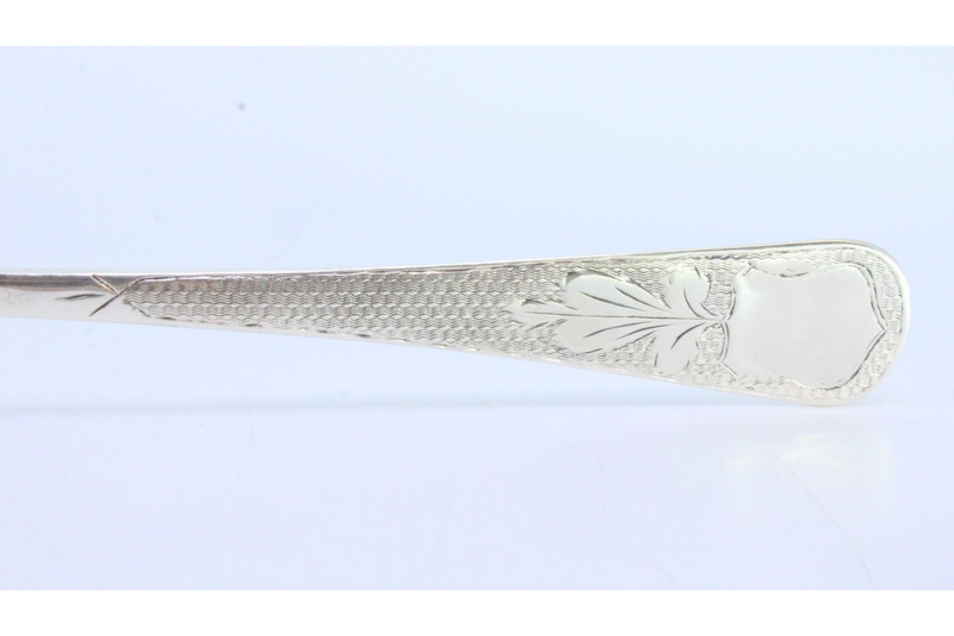 Silver rice and serving spoon with guilloche handle and monogram plaque Europeo en venta