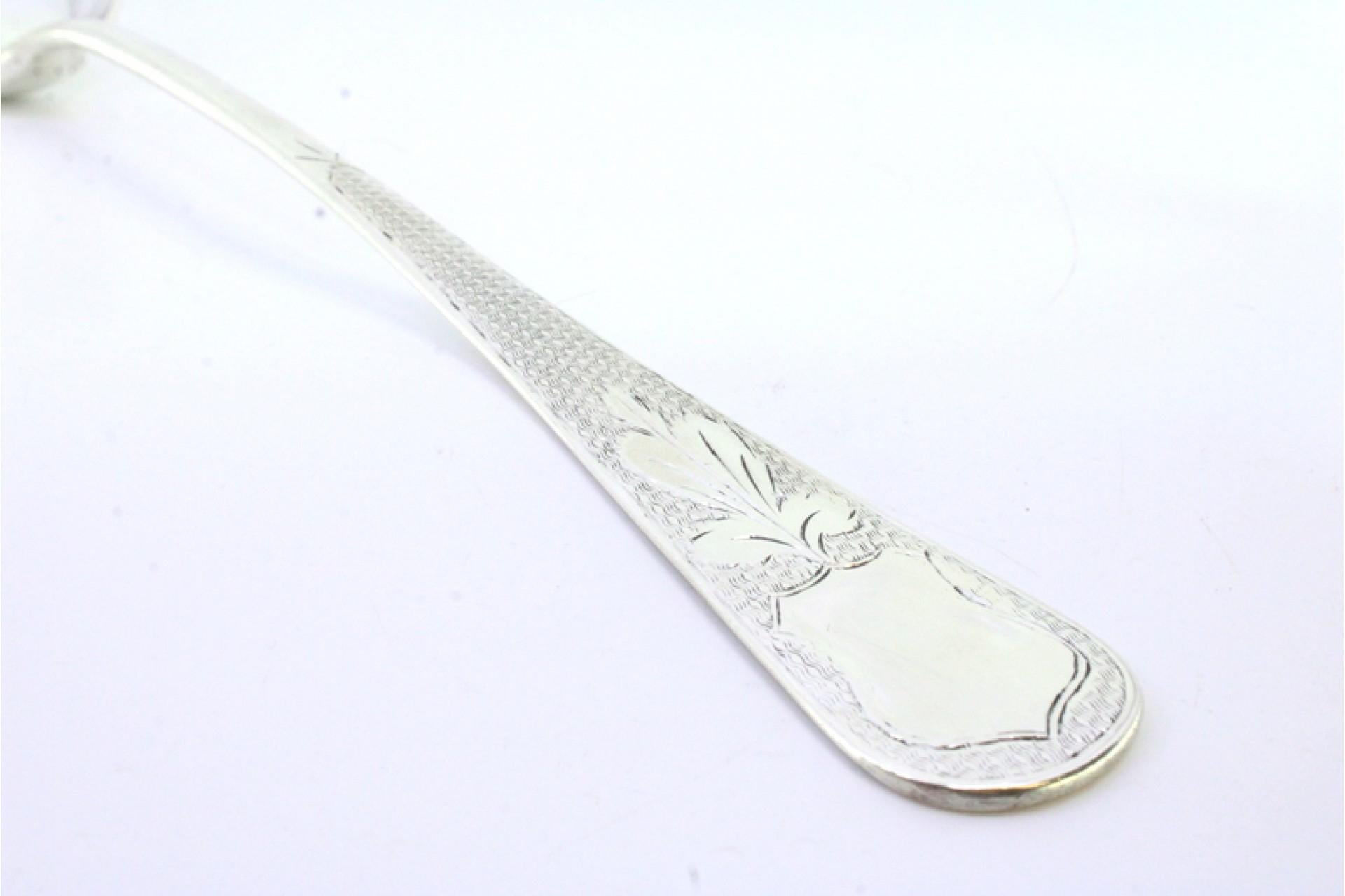Silver rice and serving spoon with guilloche handle and monogram plaque siglo XIX en venta