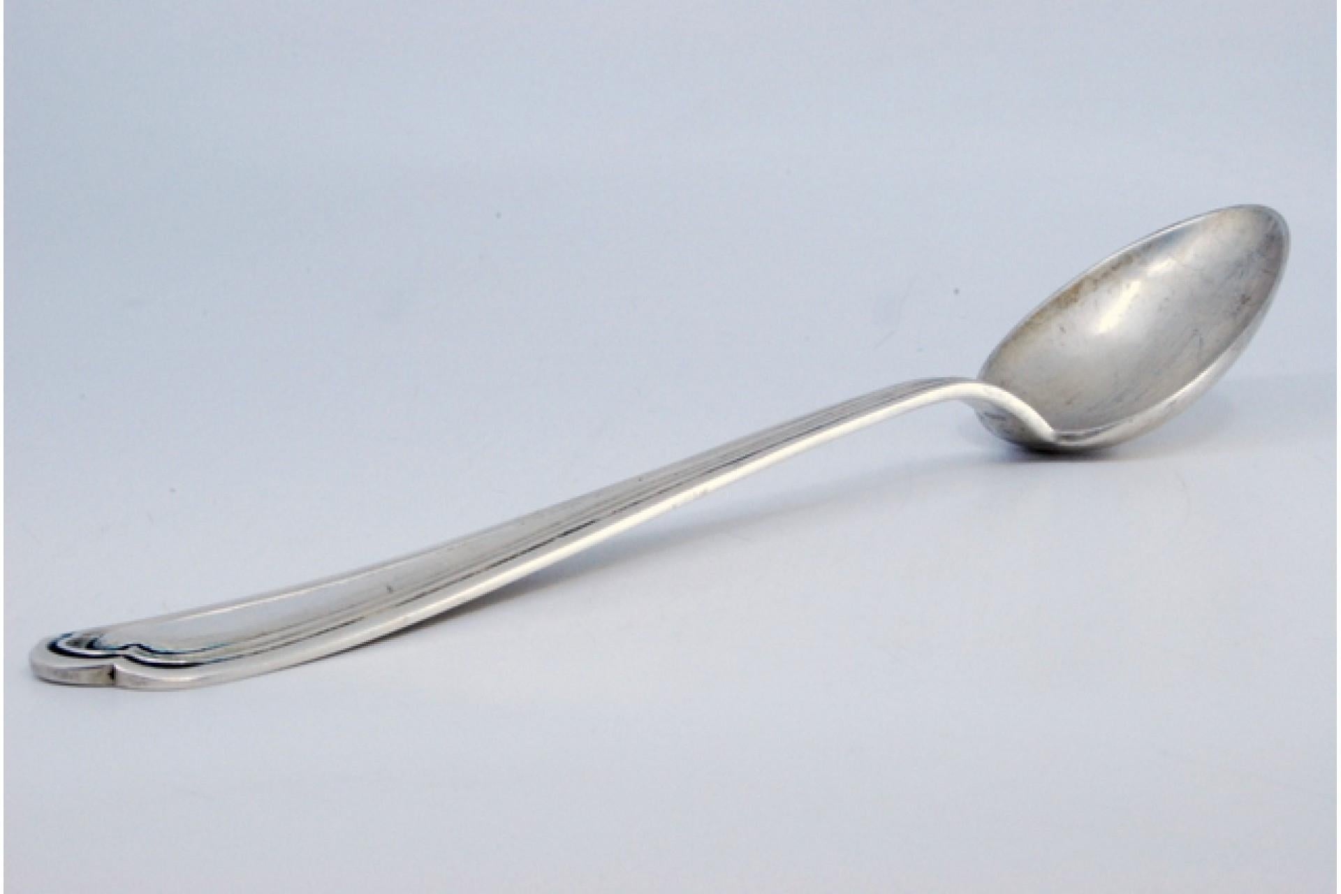 Silver rice and serving spoon with raised grooves along the handle Europeo en venta