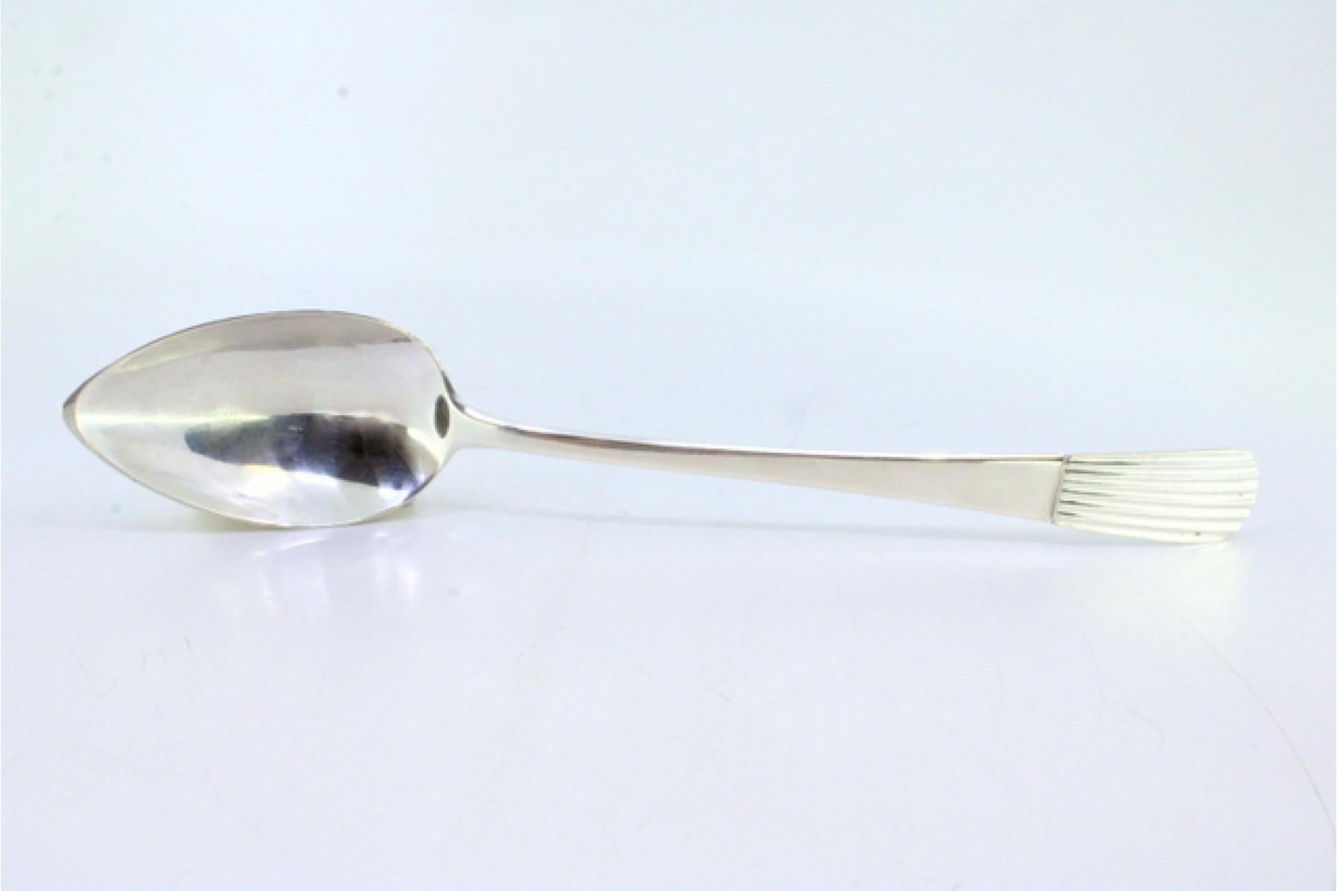 Descripción: Cuchara arrocera y servidora de plata con relieves de estilo junco en el mango. Metal: Silver. Origen: Portugués. Marca: Porto Coroa. Peso: 129,41 gramos. Dimensiones: 29 cm x 5,2 cm. Contenido: 833/1000. Marca de ensaye: Sí, desde el