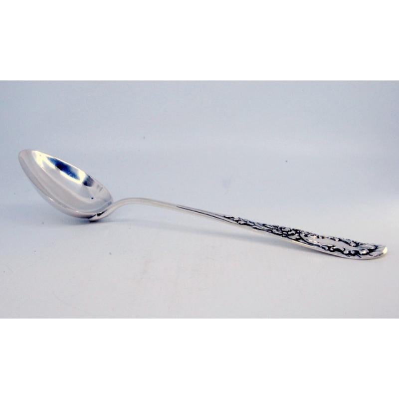 Descripción: Cuchara arrocera y servidora de plata con relieves y medallón en el mango. Metal: Silver. Origen: Portugués. Marca: javali II Título. Peso: 183,79 gramos. Dimensiones: 30x6cm. Contenido: 833/1000. Marca de ensaye: Sí, entre 1887 y 1937.