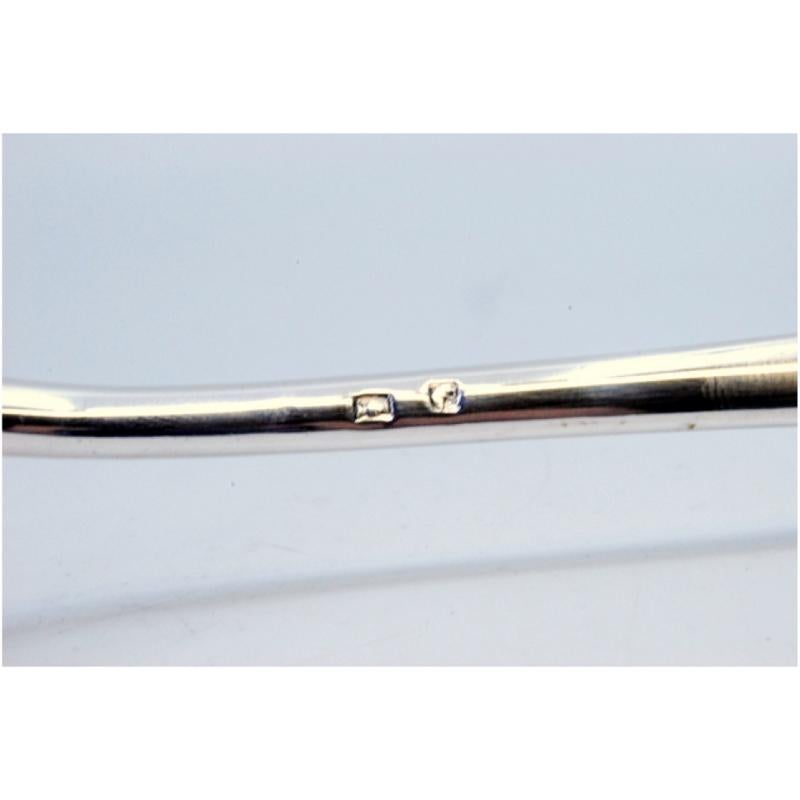 Silver rice and serving spoon with reliefs and a medallion on the handle en venta 2