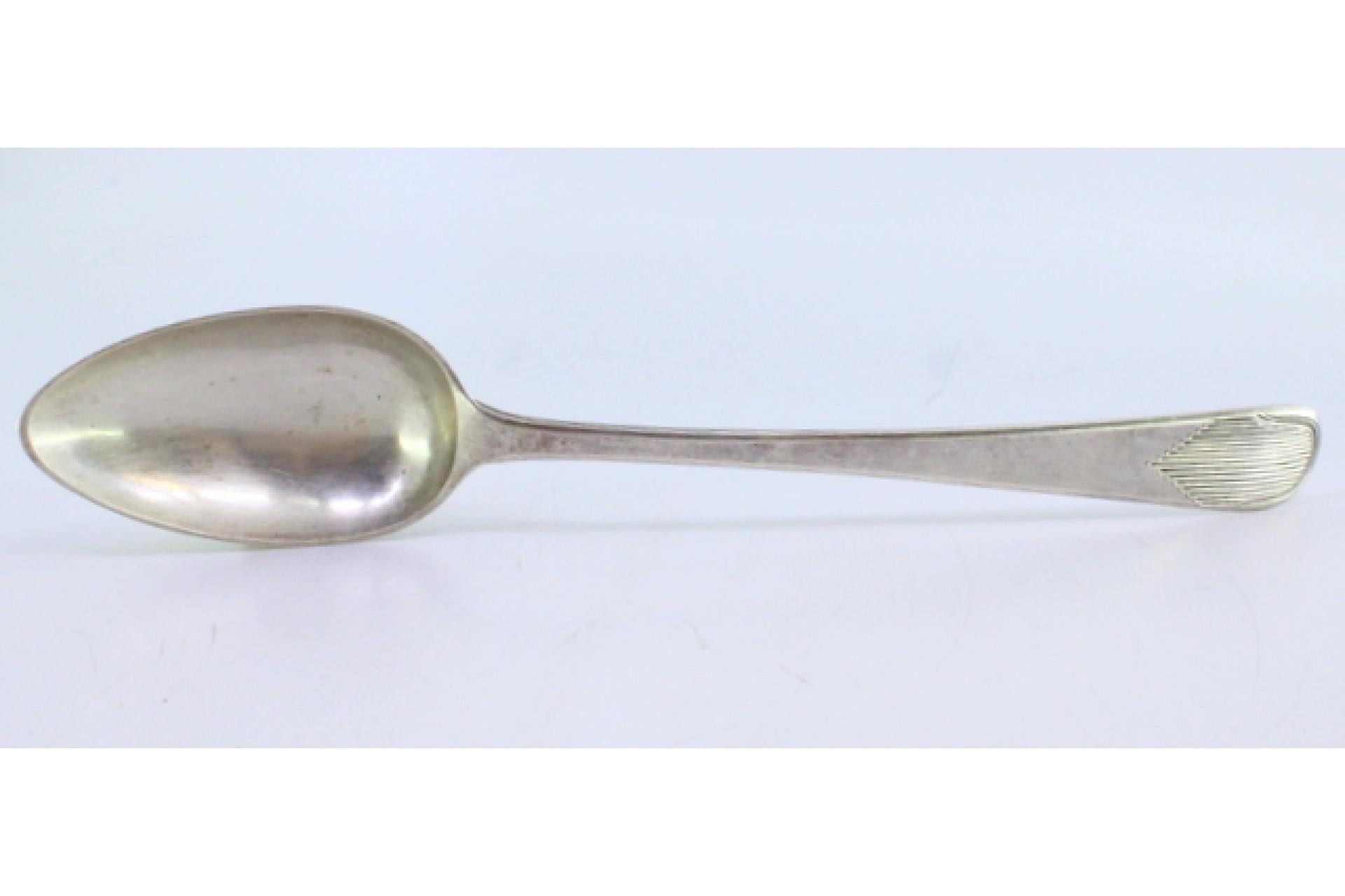 Descripción: Cuchara arrocera y servidora de plata con relieves y estrías en el mango. Metal: Silver. Origen: Portugués. Marca: Porto Coroa. Peso: 128,58 gramos. Dimensiones: 26mx5,1cm. Contenido: 833/1000. Marca de ensaye: Sí, desde el siglo XV