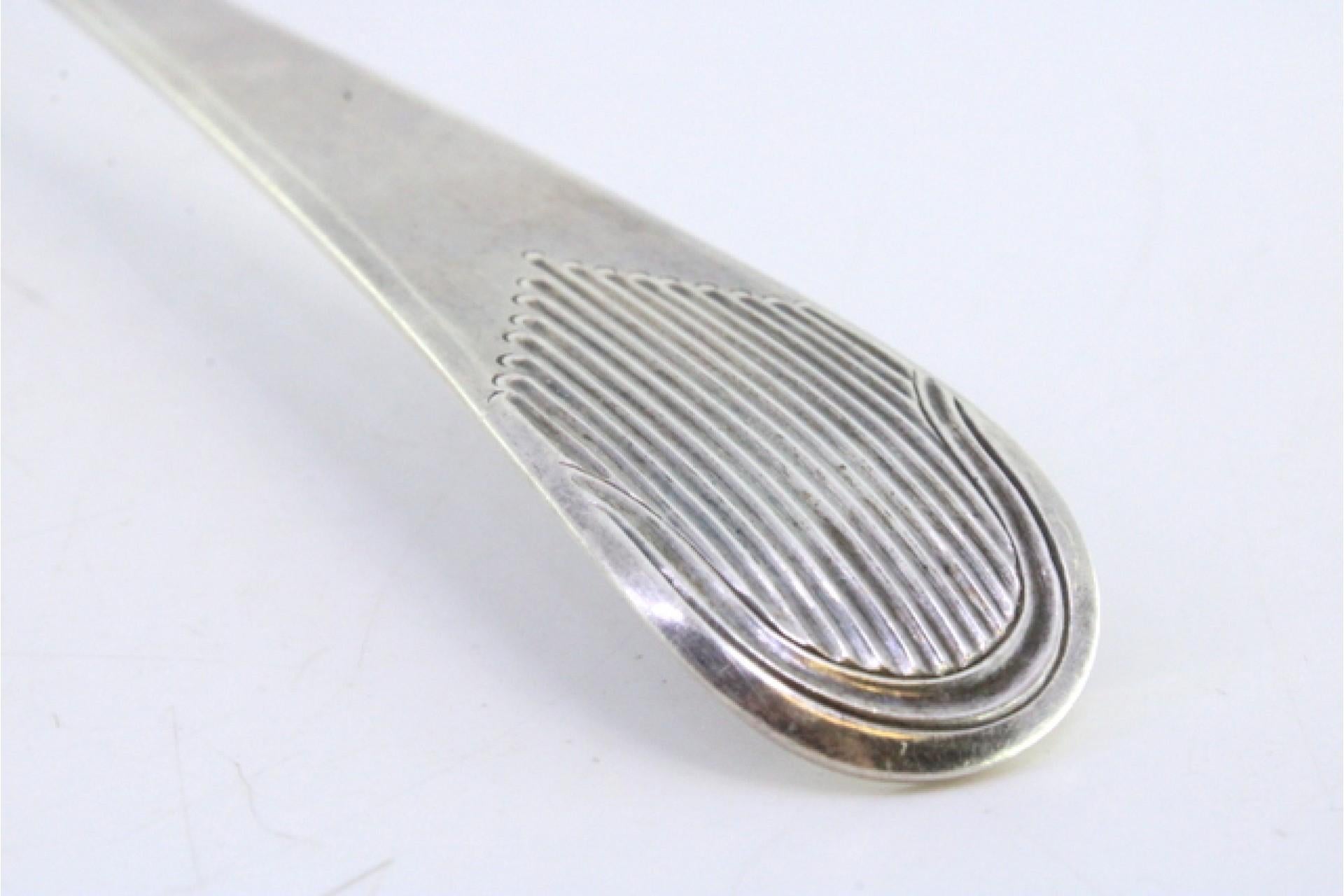 Silver rice and serving spoon with reliefs and grooves on the handle Europeo en venta