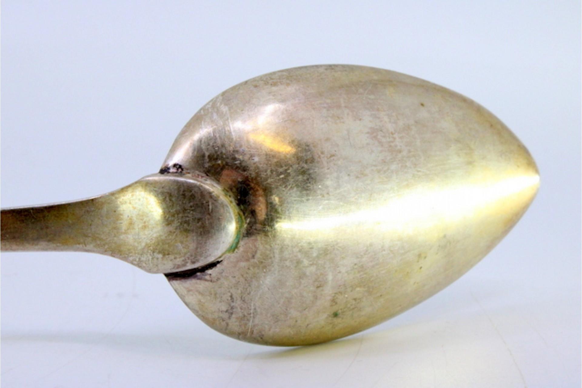 Descripción: Cuchara arrocera y servidora de plata con relieves en el mango. Metal: Silver. Origen: Portugués. Marca: javali II Título. Peso: 144,71 gramos. Dimensiones: 30,5x5,3 cm. Contenido: 833/1000. Marca de ensaye: Sí, entre 1887 y 1937.