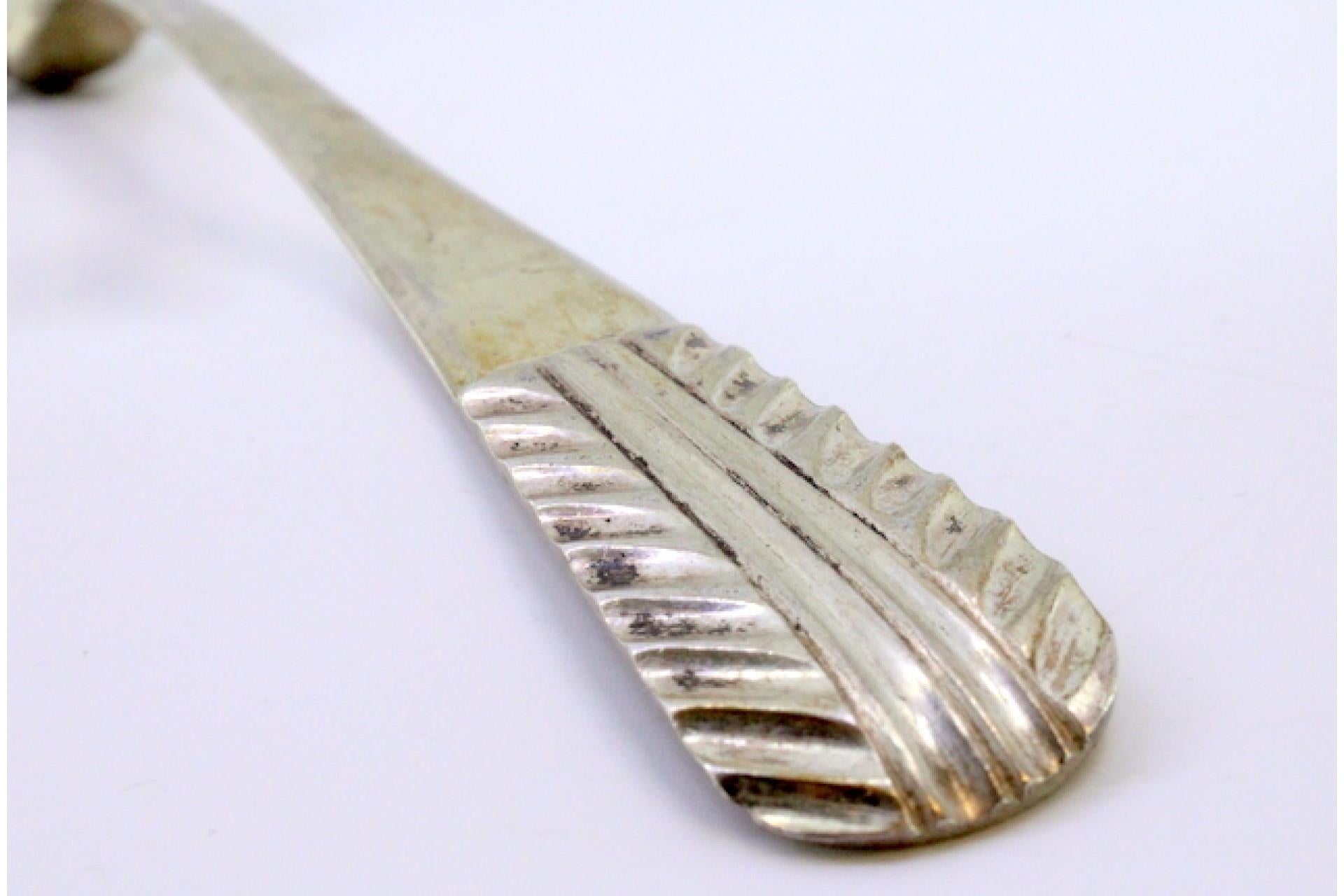 Silver rice and serving spoon with reliefs on the handle siglo XIX en venta