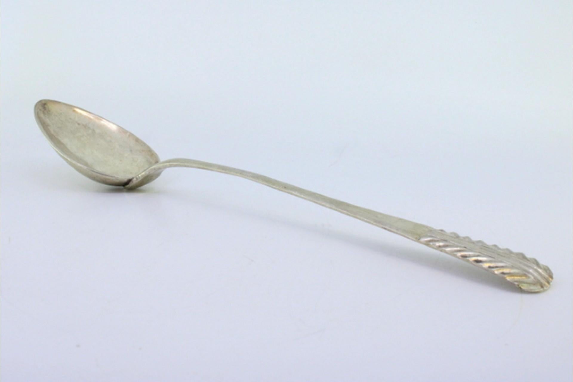 Silver rice and serving spoon with reliefs on the handle en venta 2