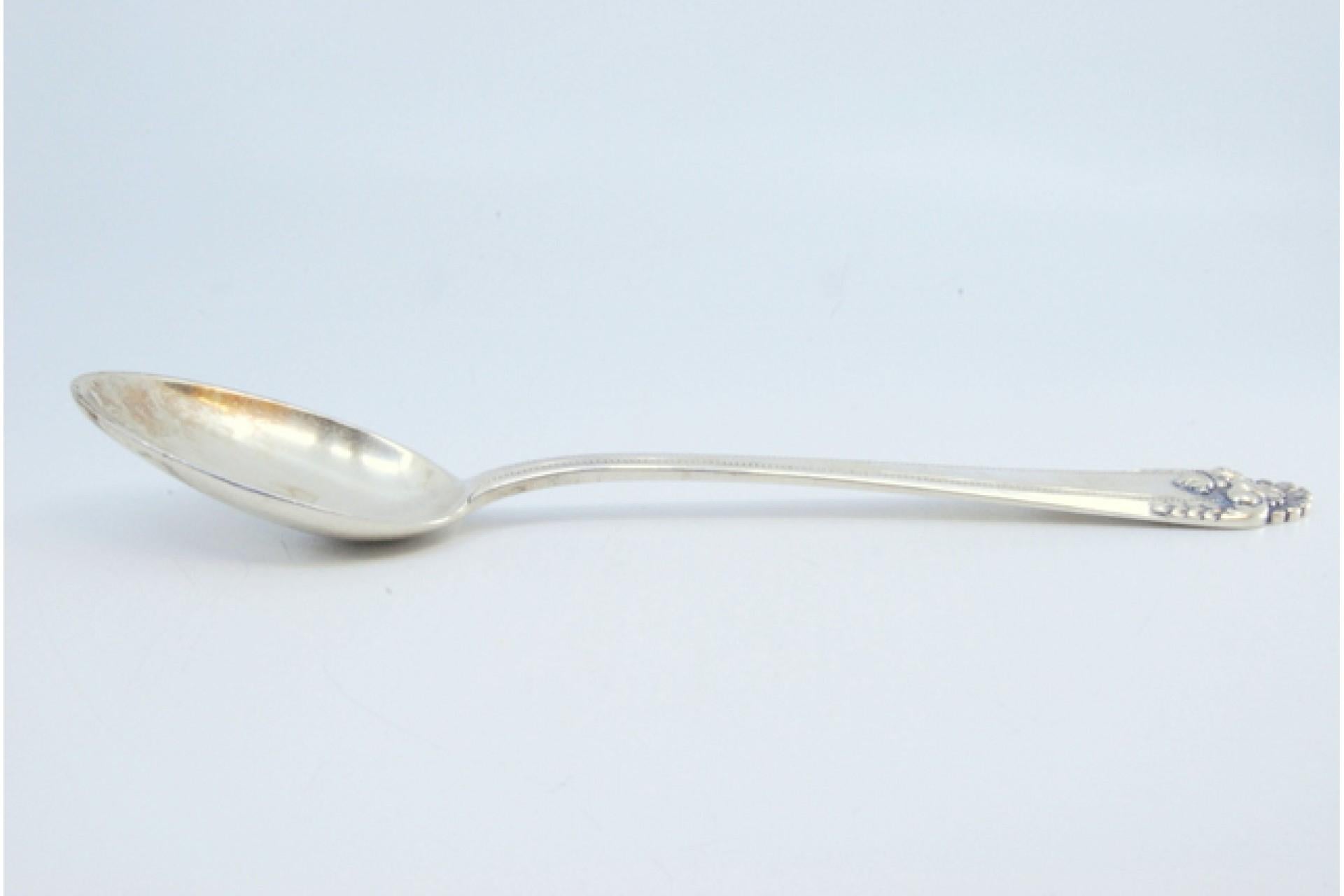 Descripción: Cuchara arrocera y de servir de plata con friso y cucharón en el mango. Metal: Silver. Origen: Portugués. Marca: Cabeça de escravo. Peso: 153,42 gramos. Dimensiones: 25,5x5cm. Contenido: 833/1000. Marca de ensayo: Sí, entre 1938 y 1984.