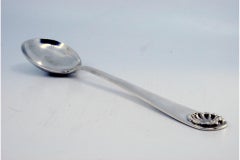 Cuchara arrocera y de servir de plata con forma de concha en el mango