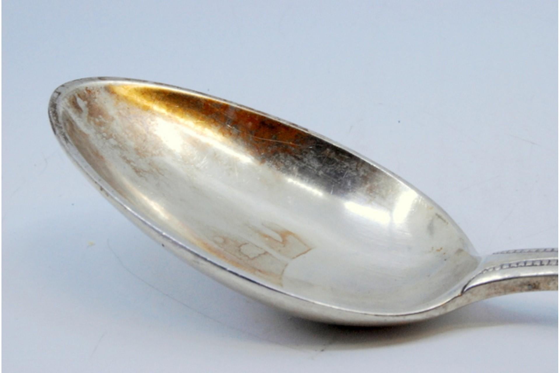 Silver rice and serving spoon with shell shape on the handle siglo XX en venta