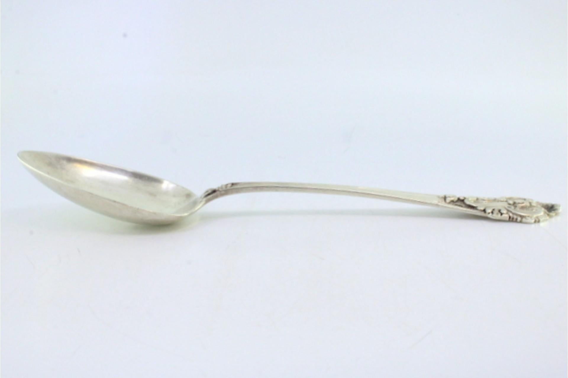 Silver rice and serving spoon with shell-shaped trim and reliefs on the handle (20. Jahrhundert) im Angebot
