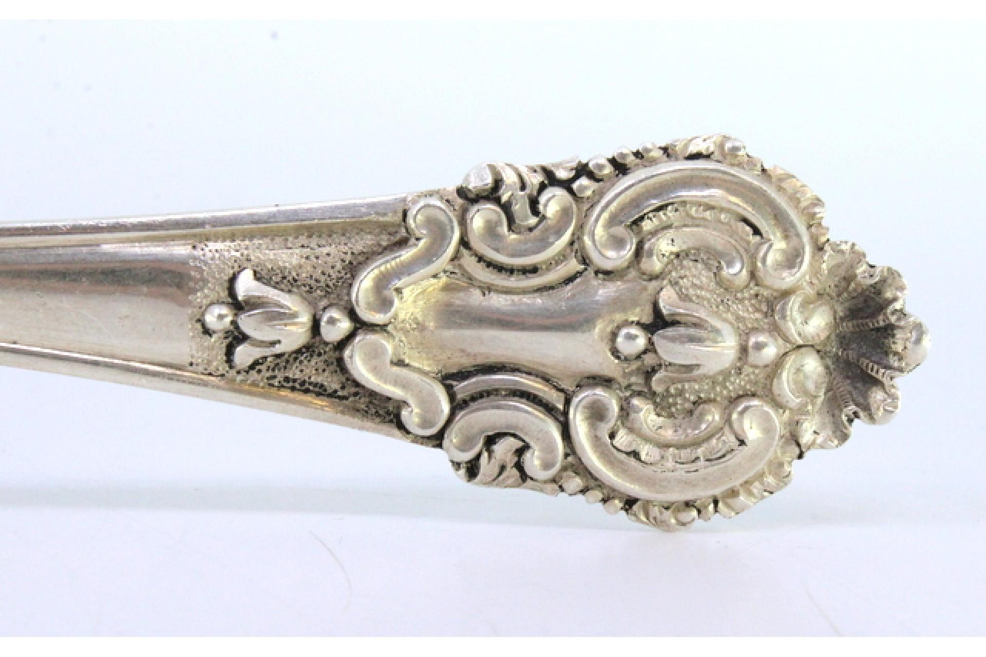 Silver rice and serving spoon with shell-shaped trim and reliefs on the handle (Silber) im Angebot