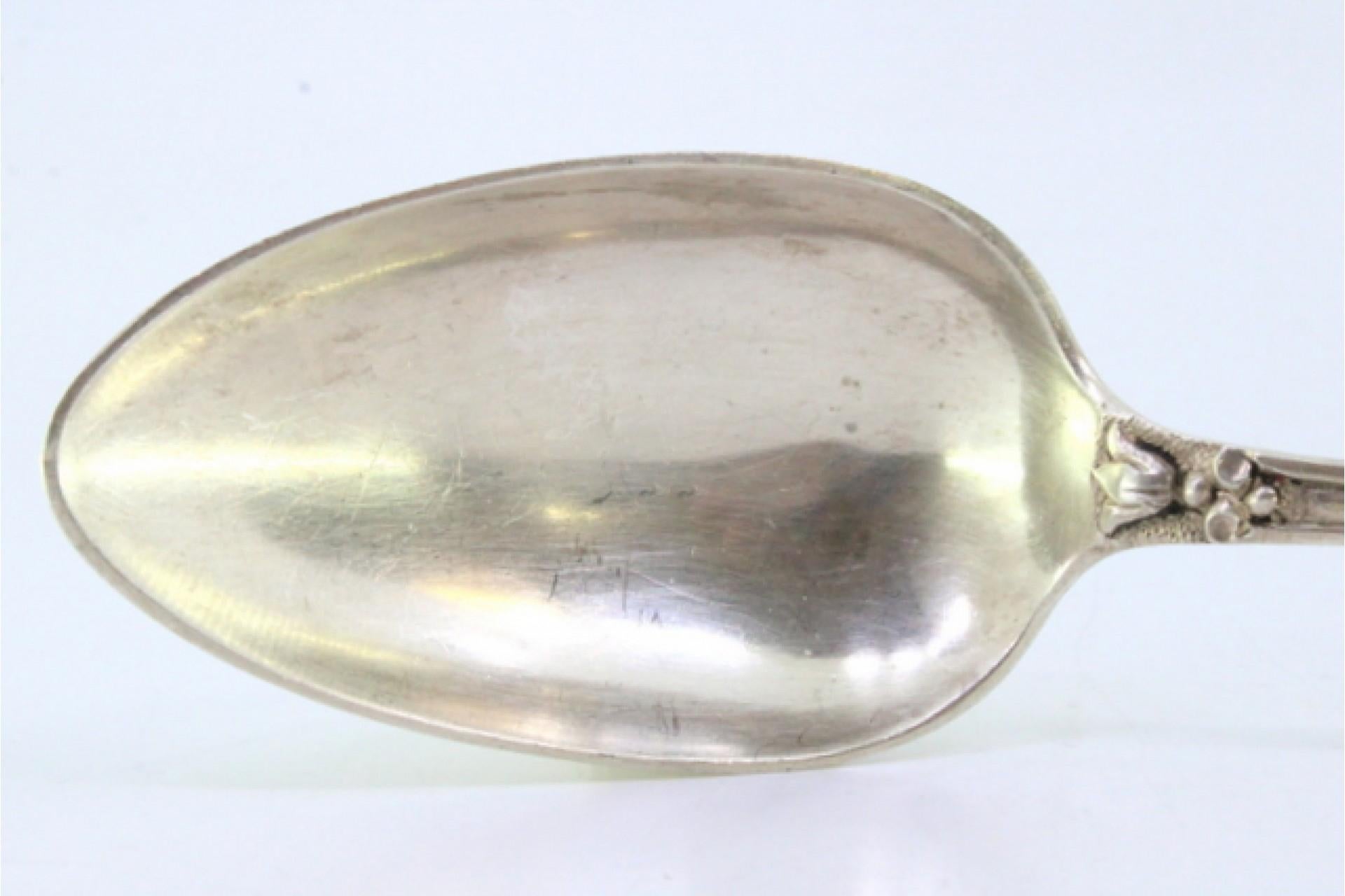 Silver rice and serving spoon with shell-shaped trim and reliefs on the handle im Angebot 1
