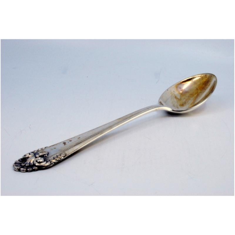 Descripción: Cuchara arrocera y de servir de plata con estrías y forma de concha en el mango. Metal: Silver. Origen: Portugués. Marca: Cabeça de escravo. Peso: 148,47 gramos. Dimensiones: 26x5cm. Contenido: 833/1000. Marca de ensayo: Sí, entre 1938