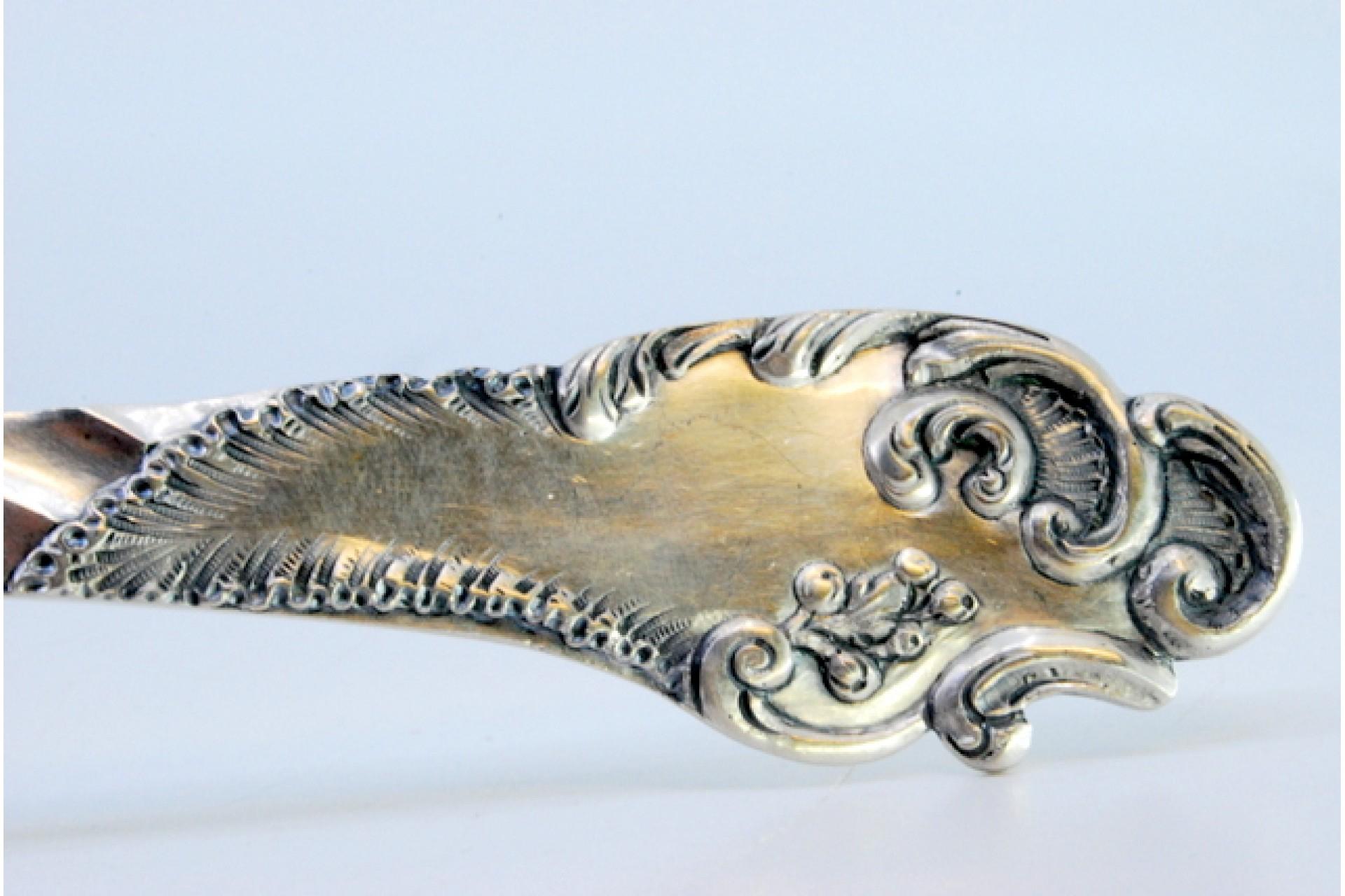 Descripción: Cuchara arrocera y de servir de plata con mango ondulado y placa con monograma. Metal: Silver. Origen: Portugués. Marca: Javali II Título. Peso: 176,73 gramos. Dimensiones: 32,5x6 cm. Contenido: 833/1000. Marca de ensaye: Sí, entre 1887