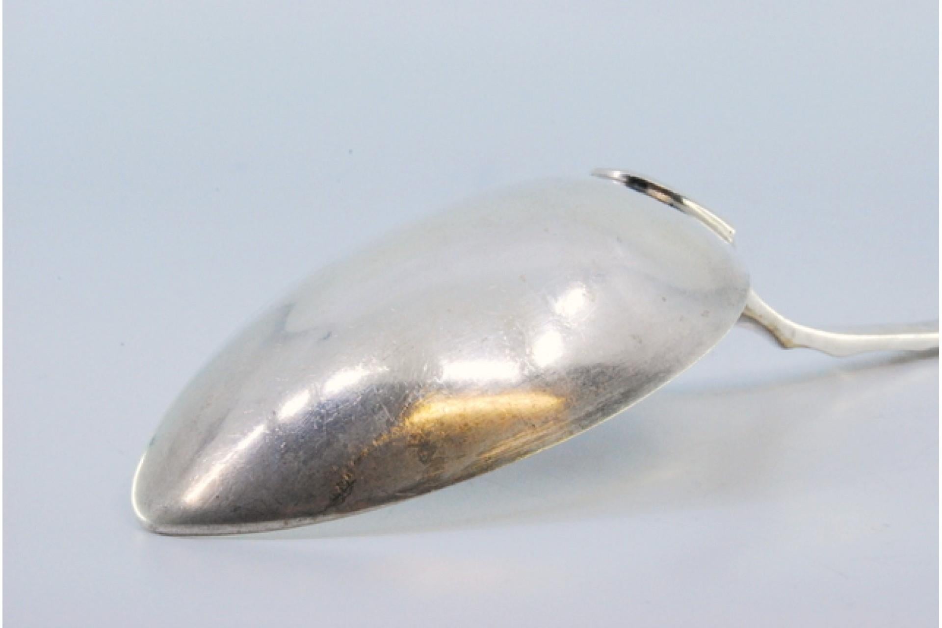 Silver rice and serving spoon with wavy handle and monogram card Europeo en venta