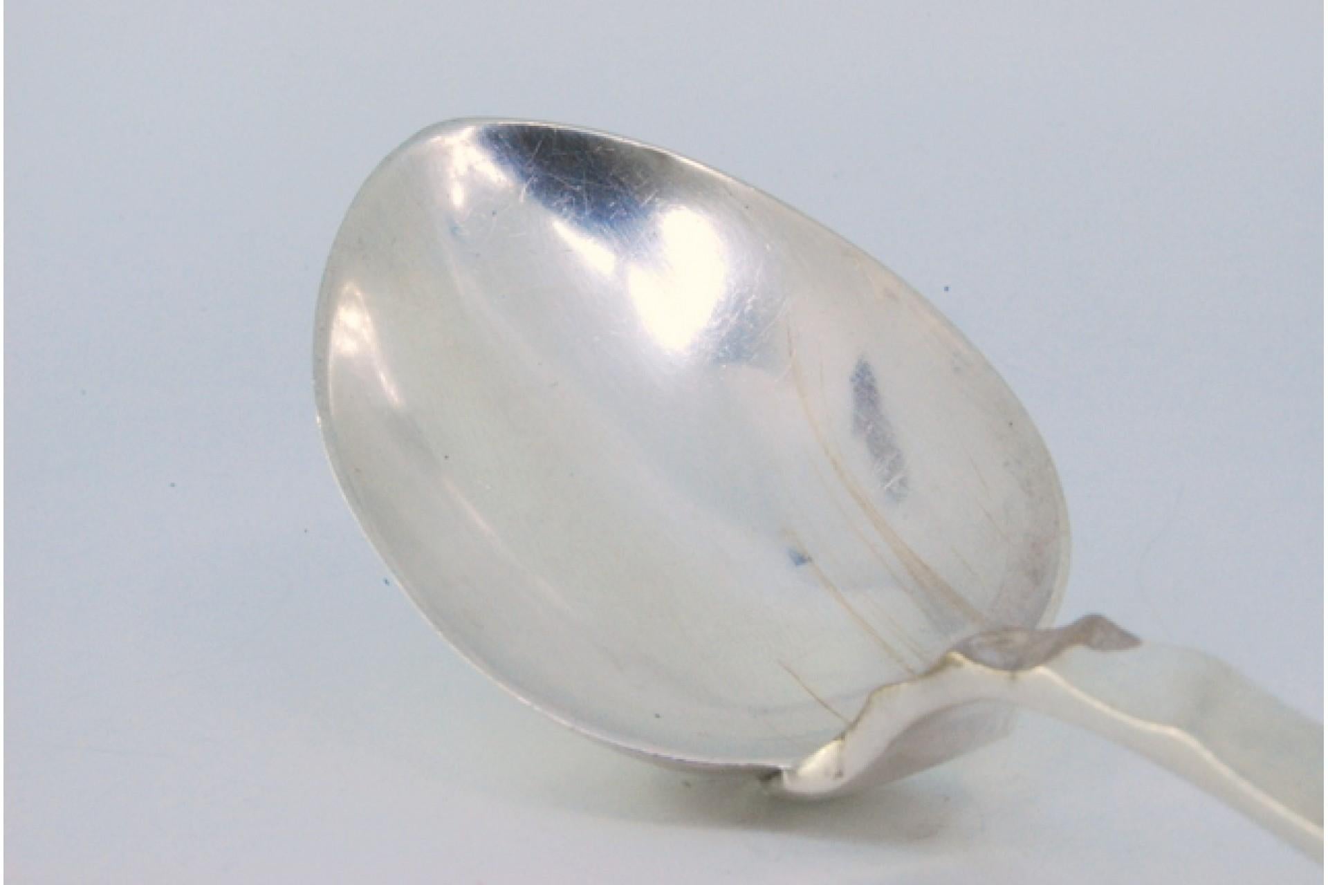 Silver rice and serving spoon with wavy handle and monogram card siglo XIX en venta