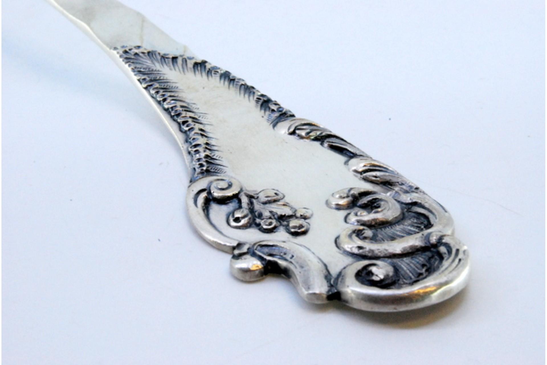 Silver rice and serving spoon with wavy handle and monogram card en venta 1
