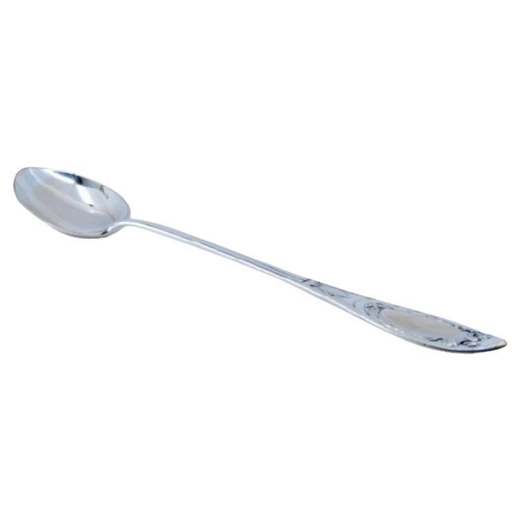 Silberner Reis- und Servierlöffel mit floralen Motiven am Griff und Monogrammkarte im Angebot