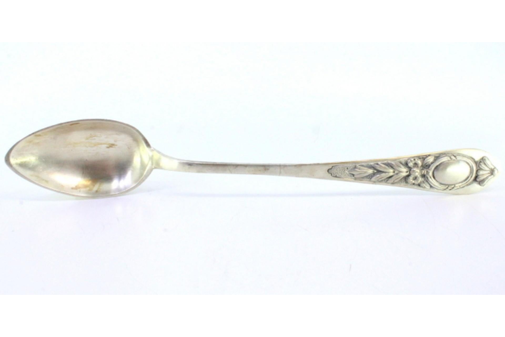 Descripción: Cuchara arrocera y servidora de plata con relieves florales en el mango que rodean una tarjeta monograma. Metal: Silver. Origen: Portugués. Marca: javali II Título. Peso: 174,28 gramos. Dimensiones: 31cmx5,1cm. Contenido: 833/1000.