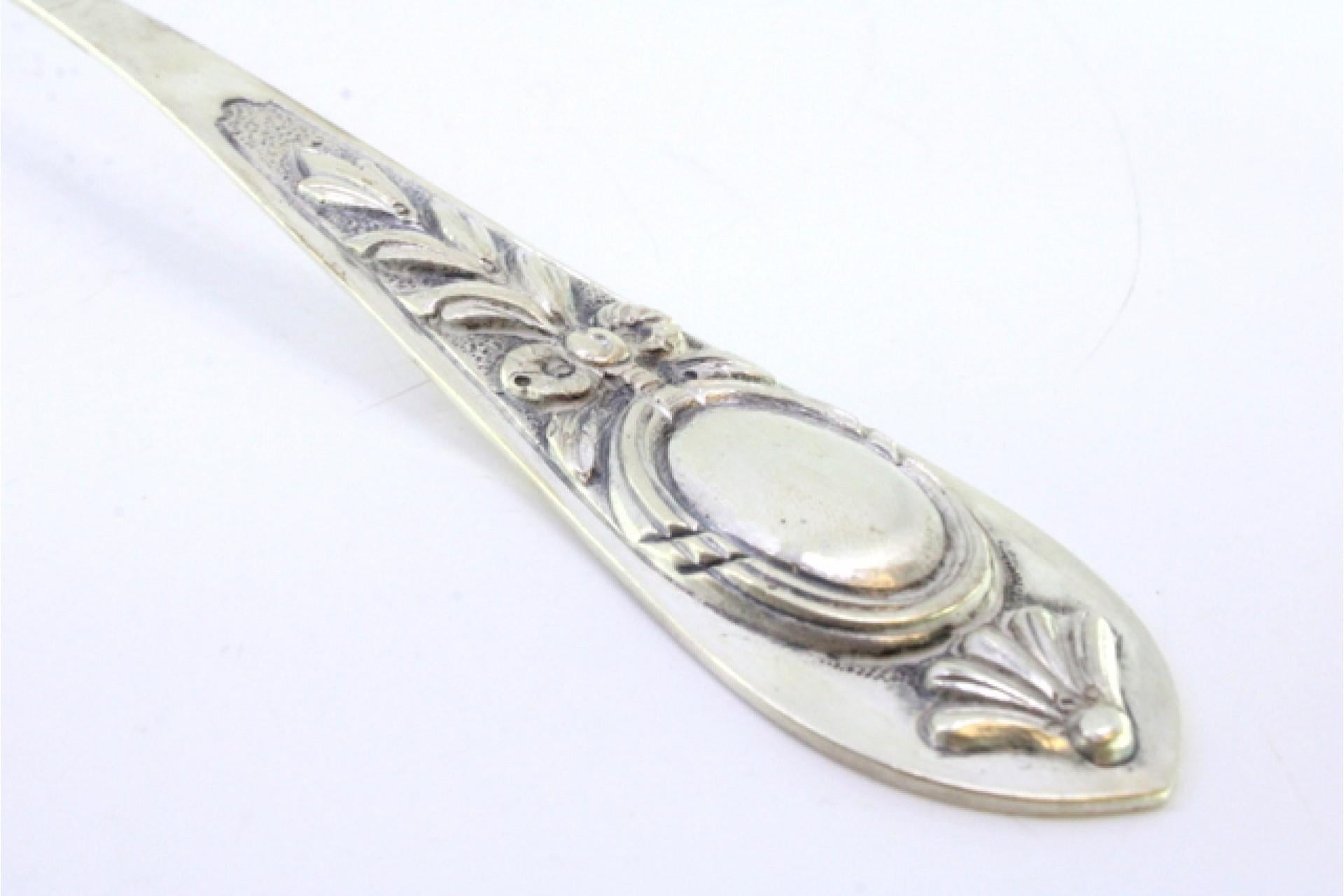 Silver rice & serving spoon w/ floral reliefs on the handle & a monogram card Europeo en venta