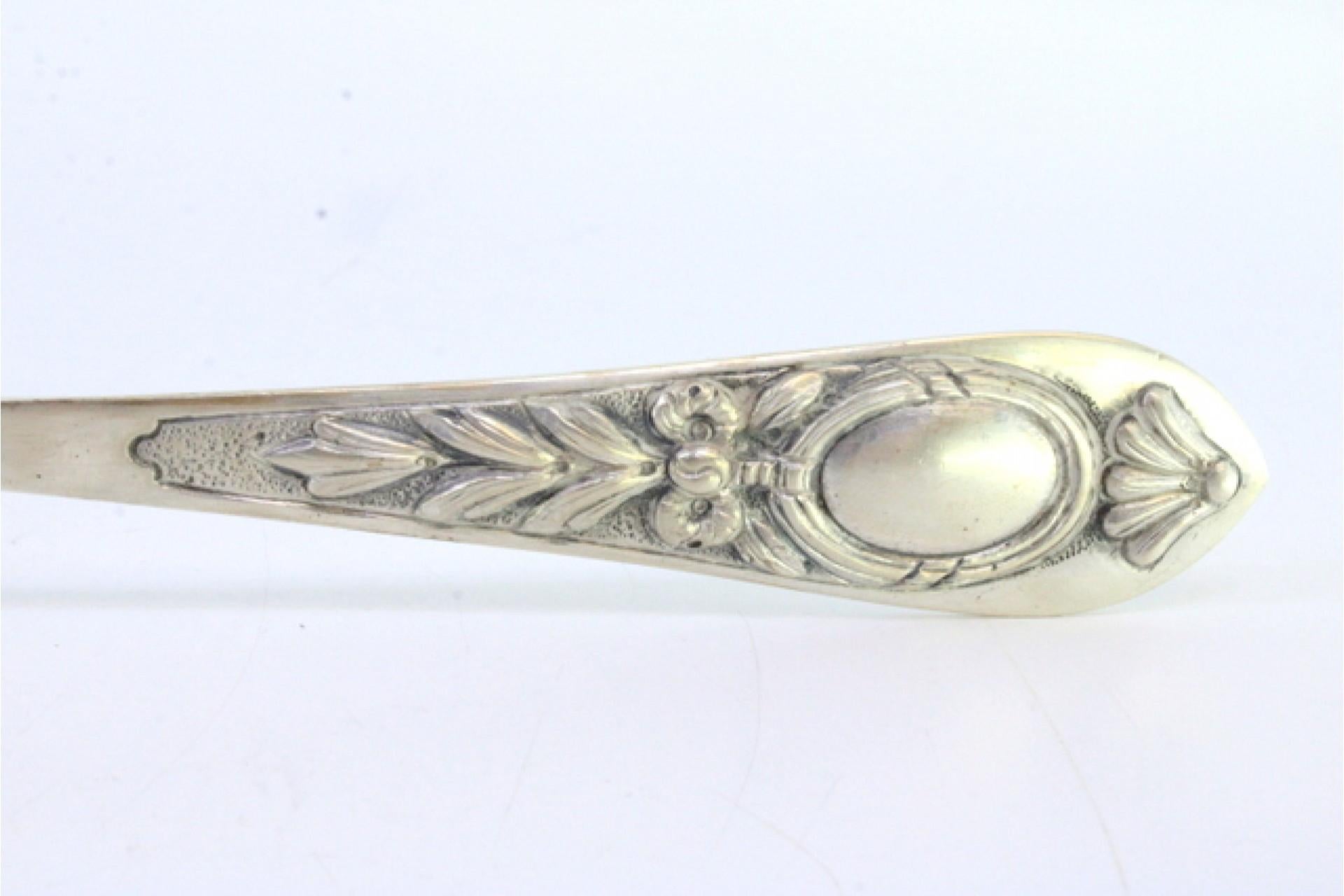 Silver rice & serving spoon w/ floral reliefs on the handle & a monogram card siglo XIX en venta