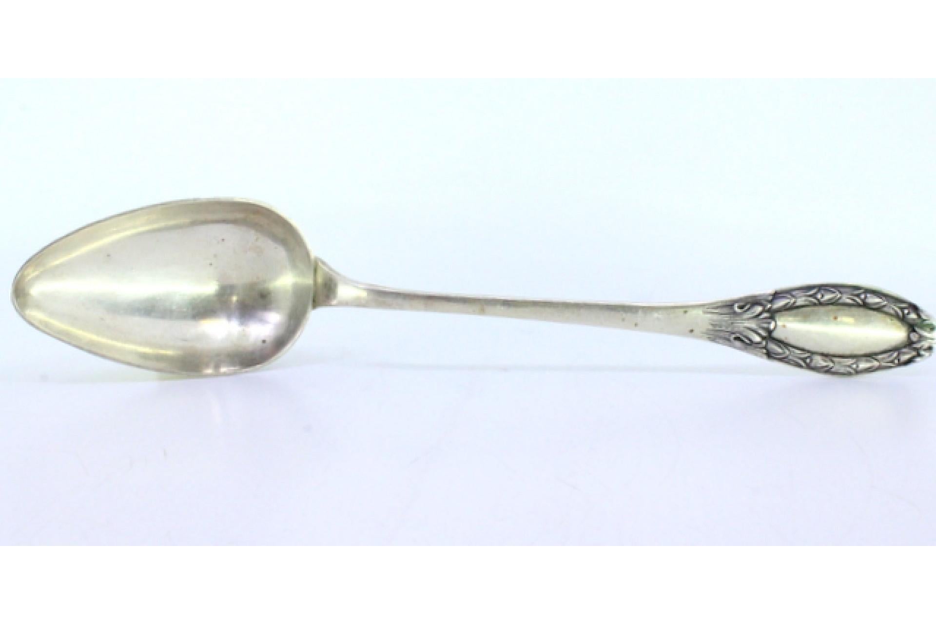 Descripción: Cuchara arrocera y servidora de plata con relieves en el mango que rodean una tarjeta monograma. Metal: Silver. Origen: Portugués. Marca: Javali II Título. Peso: 157,42 gramos. Dimensiones: 29cmx6cm. Contenido: 833/1000. Marca de