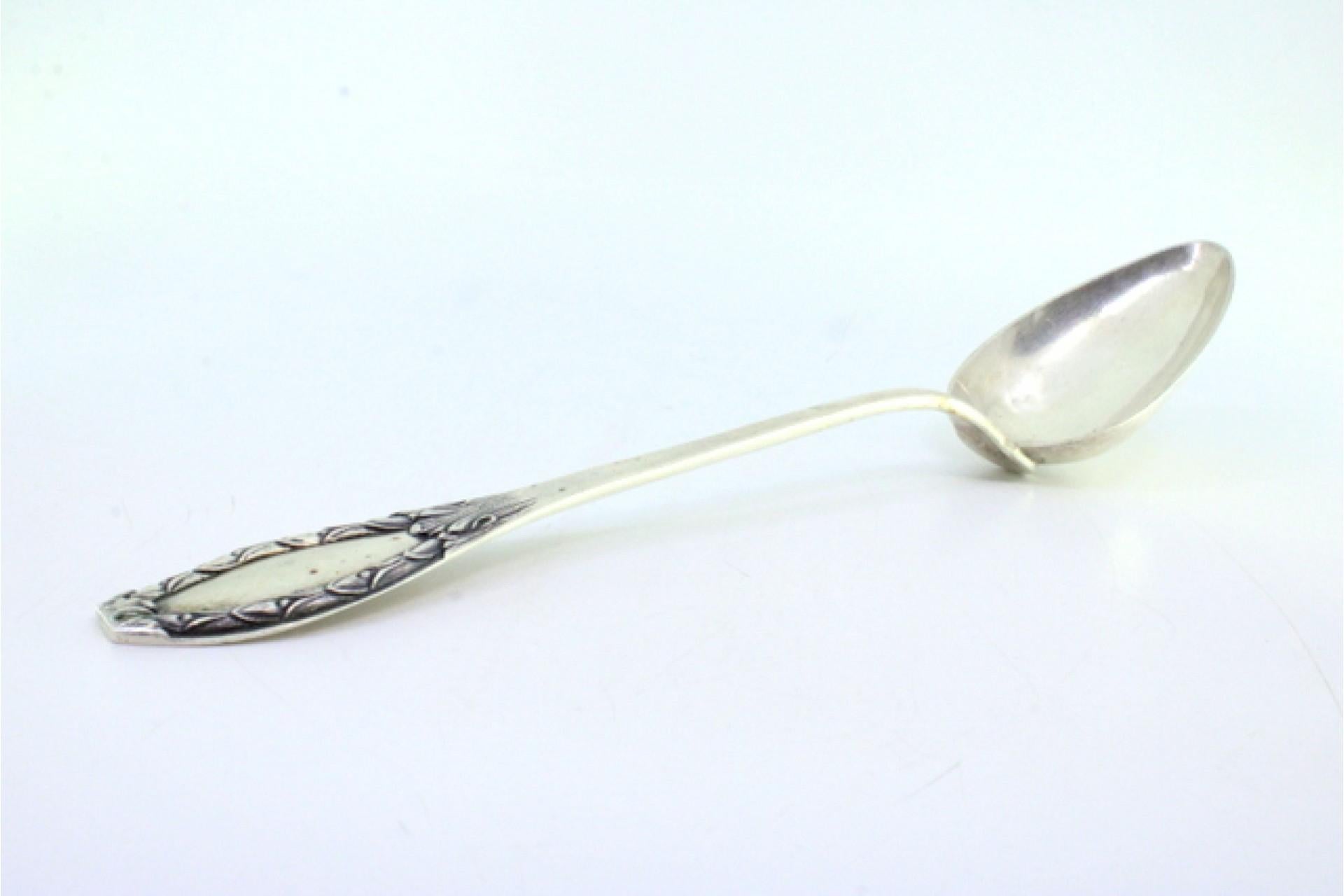 Silver rice & serving spoon w/ reliefs on the handle surrounding a monogram card siglo XIX en venta