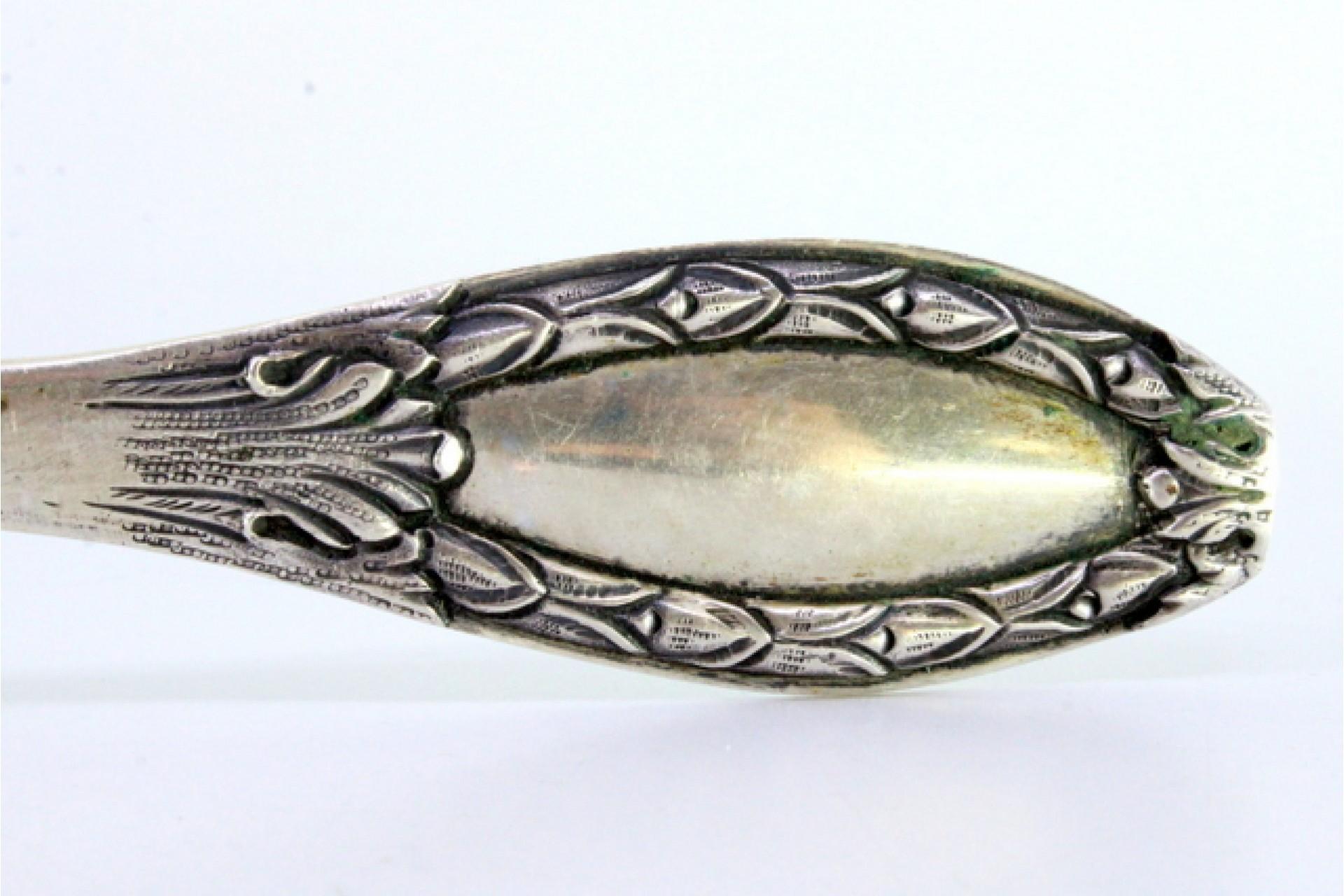 Silver rice & serving spoon w/ reliefs on the handle surrounding a monogram card en venta 1