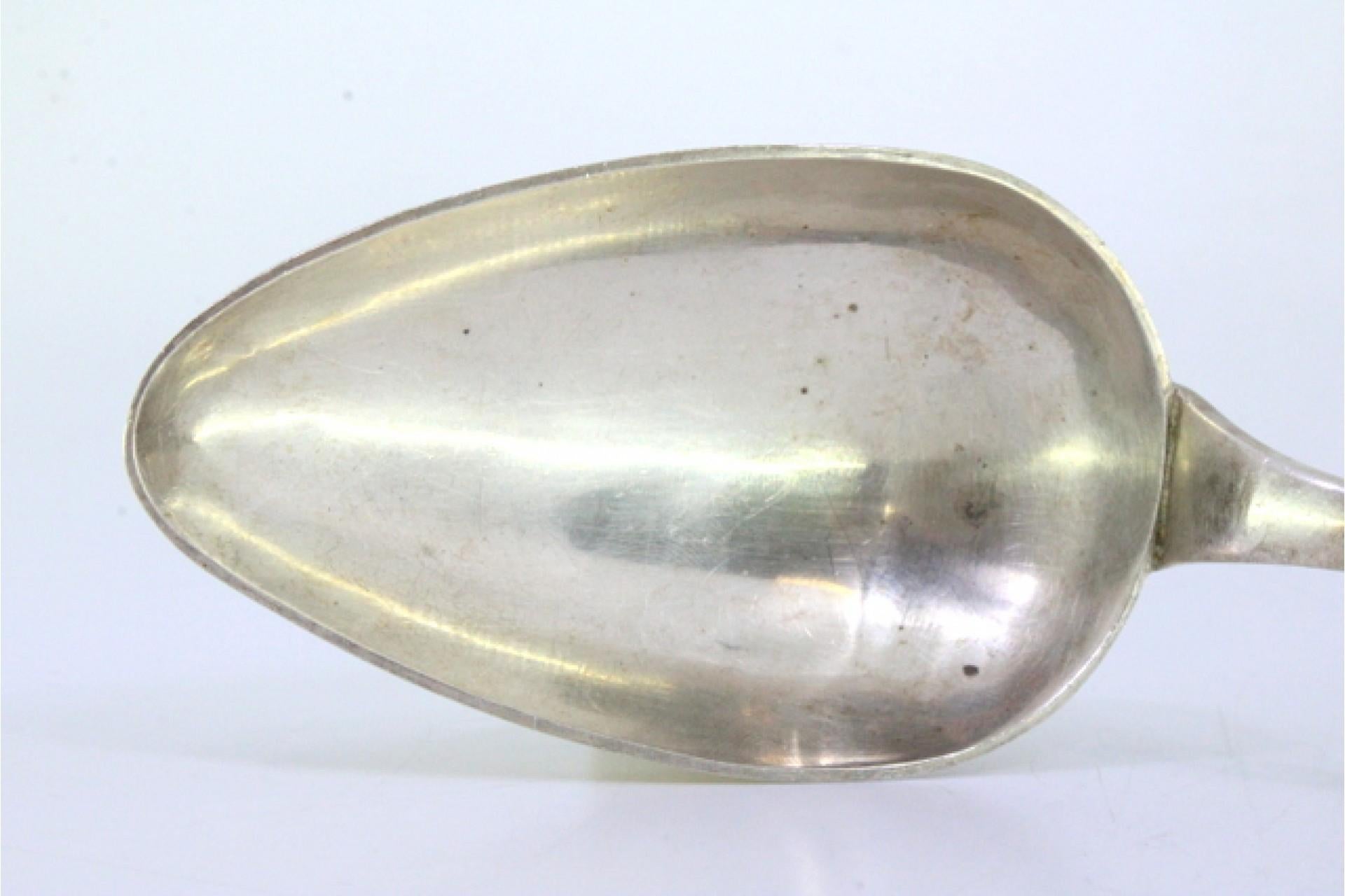 Silver rice & serving spoon w/ reliefs on the handle surrounding a monogram card en venta 2