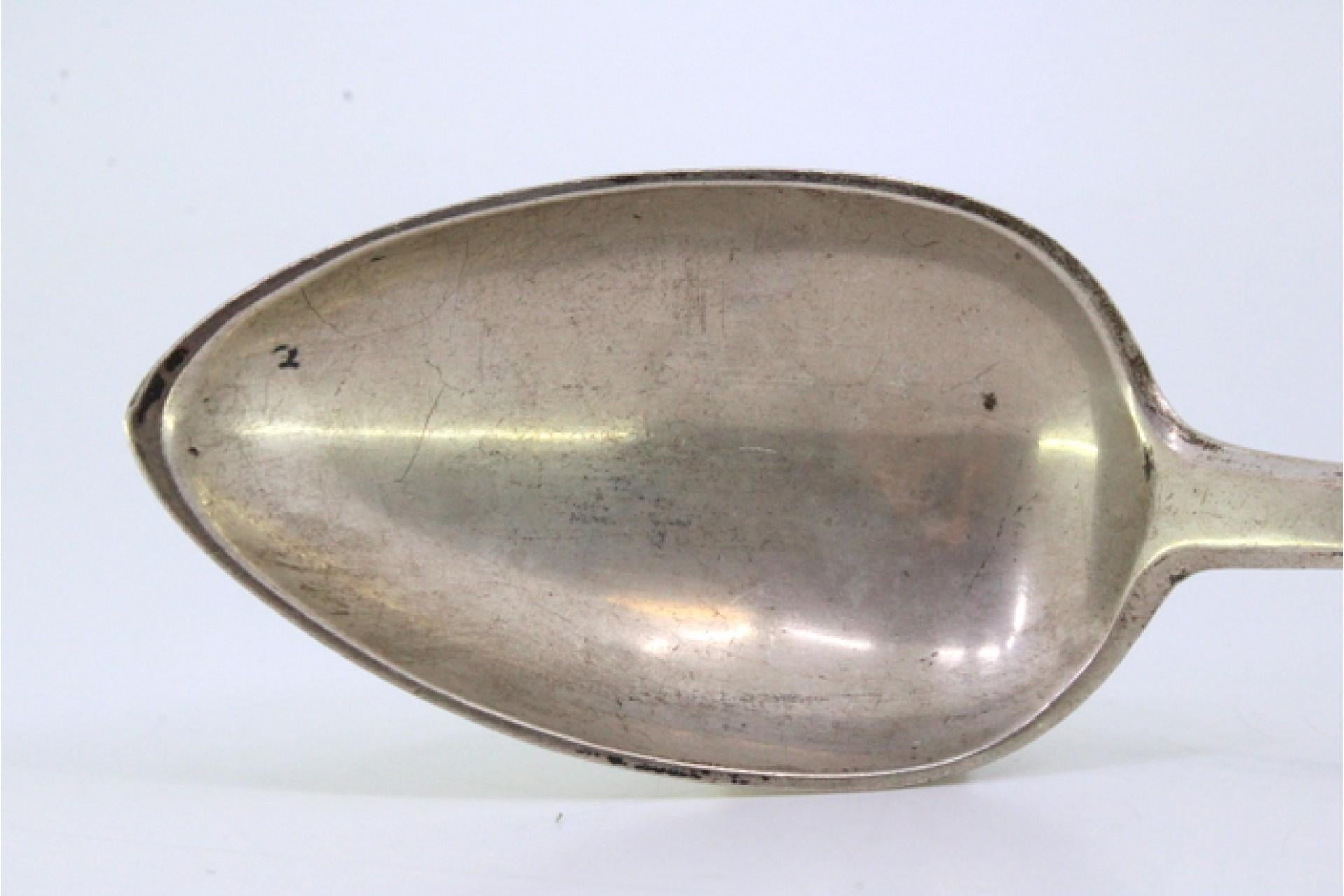 Descripción: Cuchara de servir y arrocera de plata con hojas de acanto en relieve que rodean una tarjeta con monograma. Origen: Portugués. Marca: Porto Coroa. Peso: 172,01 gramos. Dimensiones: 30 cm x 5,5 cm. Contenido: 833/1000. Marca de ensaye: