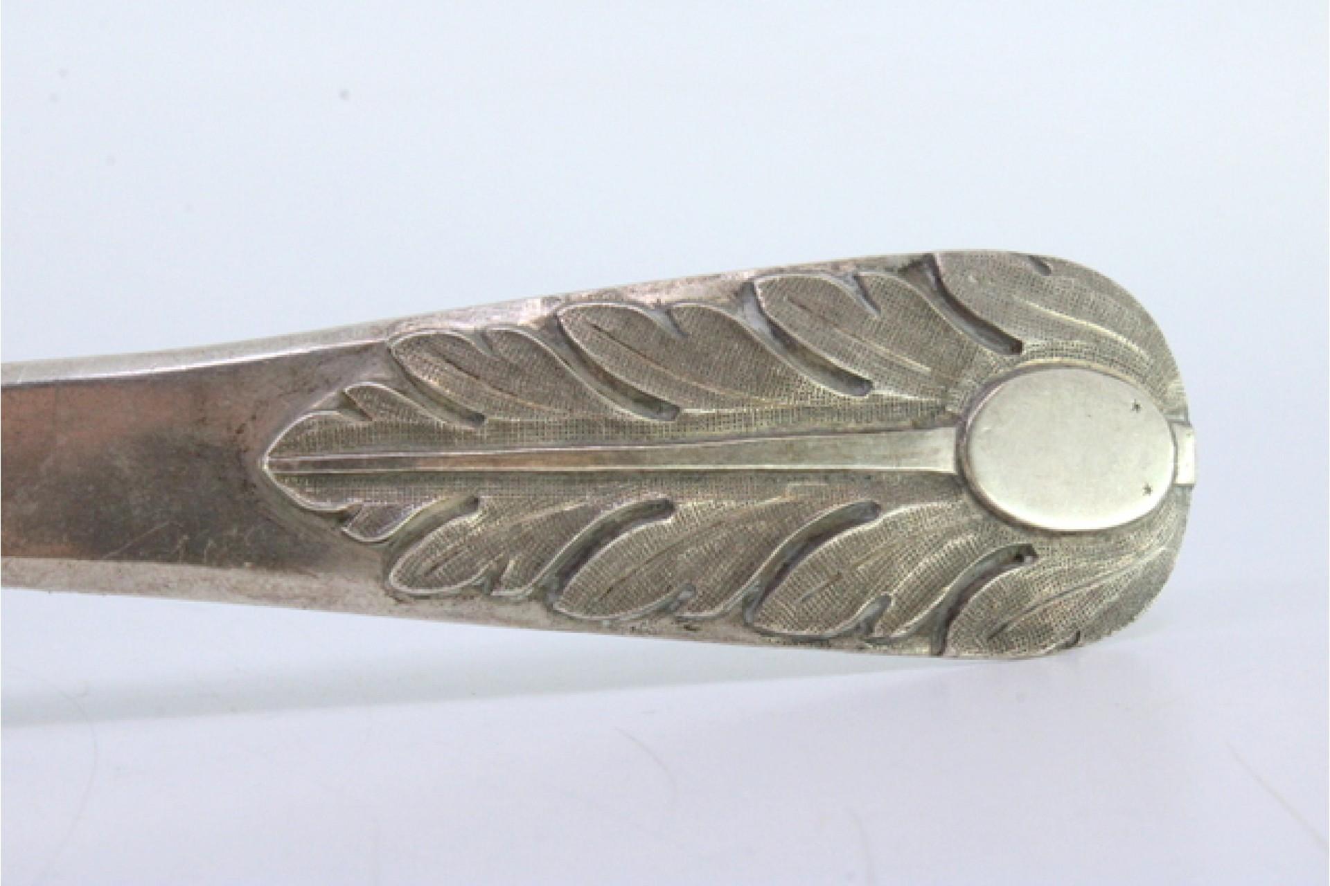 Silver rice/serving spoon with embossed acanthus and monogram plate Europeo en venta