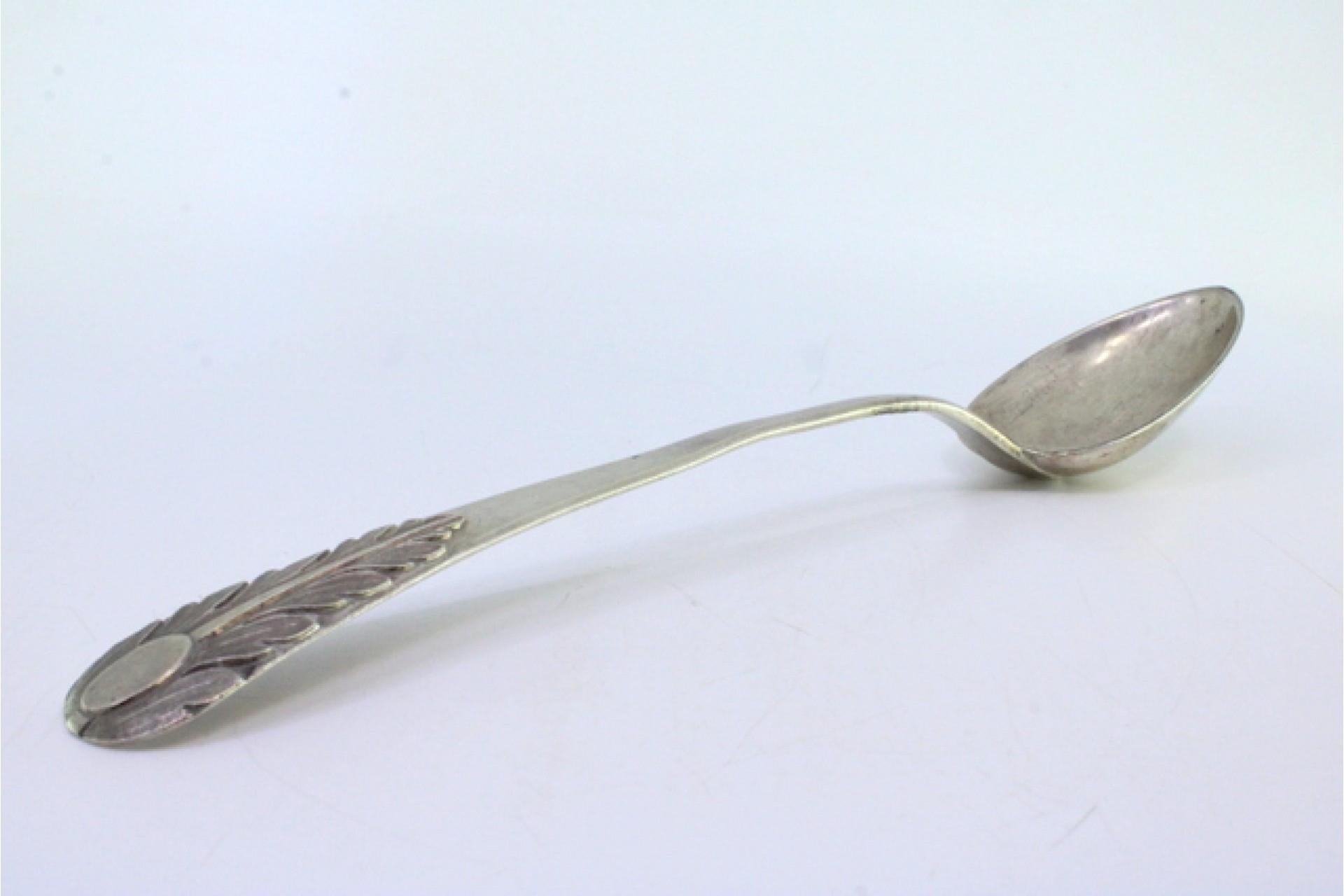 Silver rice/serving spoon with embossed acanthus and monogram plate siglo XVIII en venta