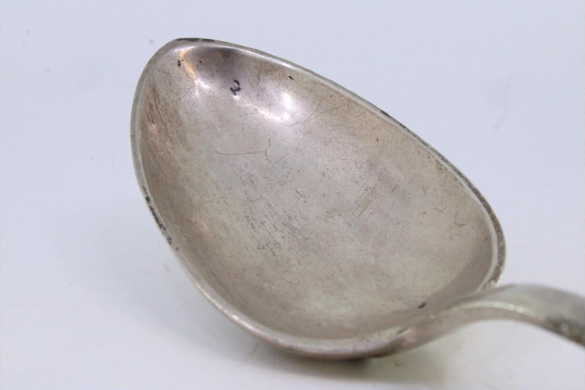 Silver rice/serving spoon with embossed acanthus and monogram plate en venta 1