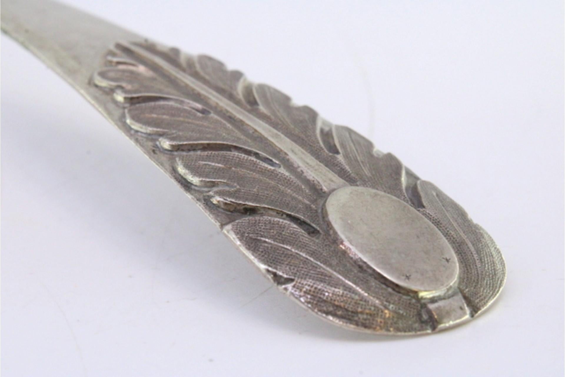 Silver rice/serving spoon with embossed acanthus and monogram plate en venta 2