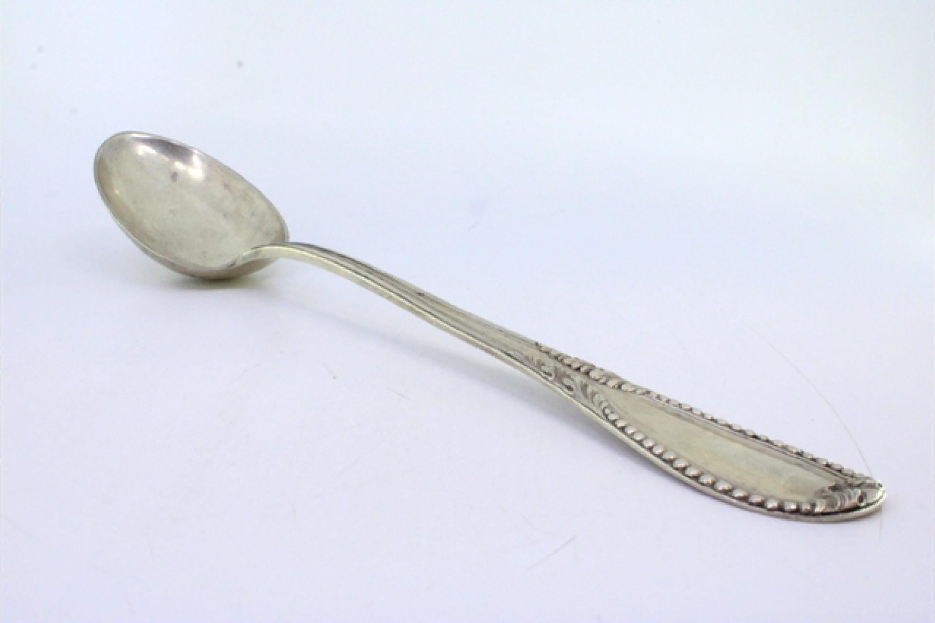 Descripción: Cuchara arrocera y de servir de plata con frisos a lo largo del mango, relieves nacarados con hojas de acanto. Metal: Silver. Origen: Portugués. Marca: Javali II Título. Peso: 158,43 gr. Dimensiones: 30cmx5,8cm. Contenido: 833/1000.