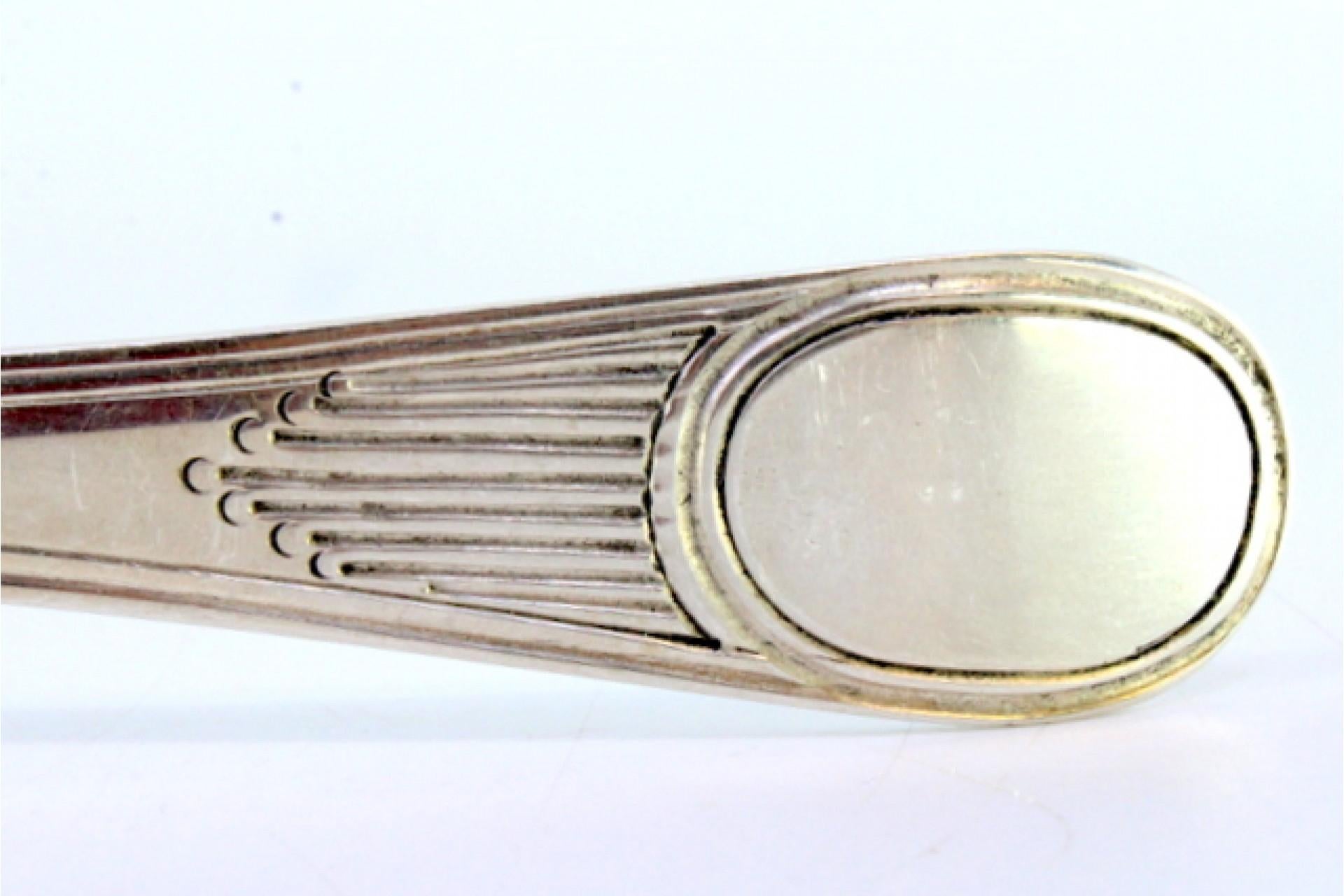 Silver rice/serving spoon with grooved handle and monogram plate siglo XX en venta