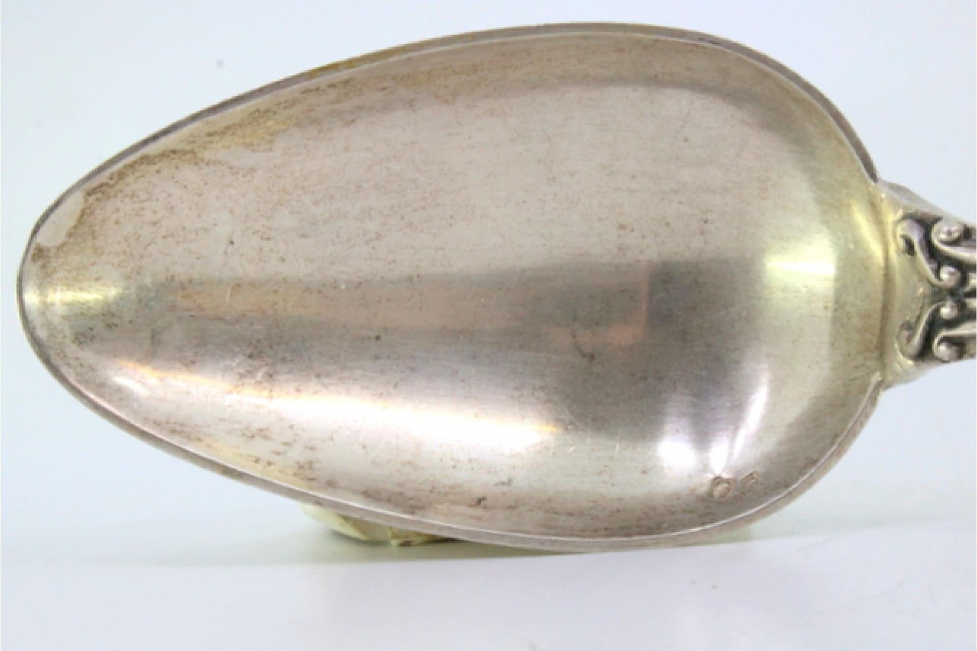 Silver rice/serving spoon with raised-edge handle and monogram plate Europeo en venta