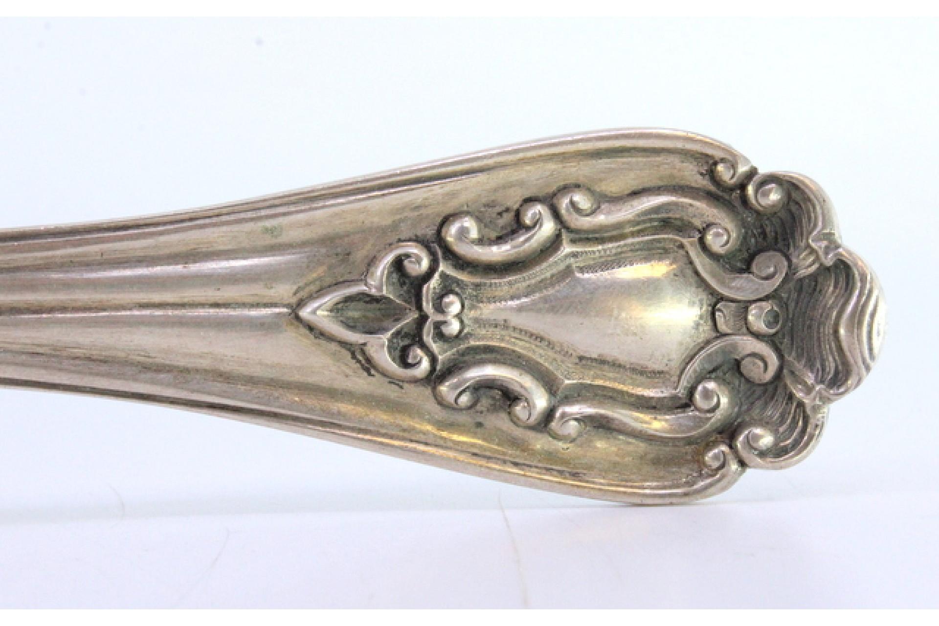 Silver rice/serving spoon with raised-edge handle and monogram plate en Bueno estado para la venta en Porto, PT
