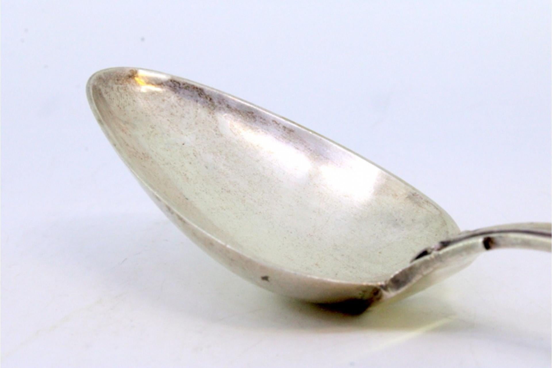 Silver rice/serving spoon with raised-edge handle and monogram plate siglo XIX en venta