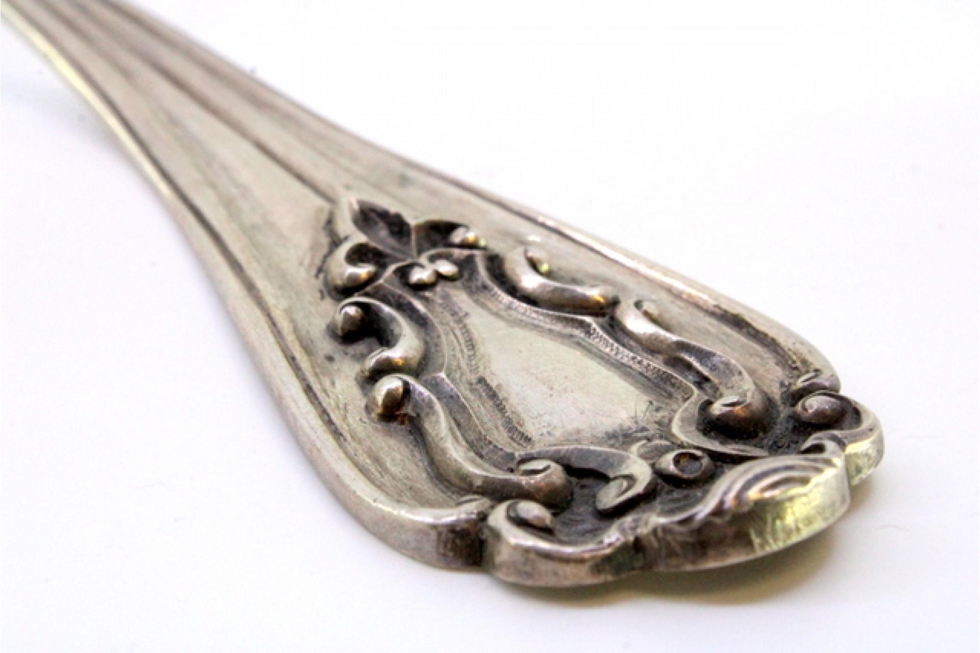 Silver rice/serving spoon with raised-edge handle and monogram plate en venta 1