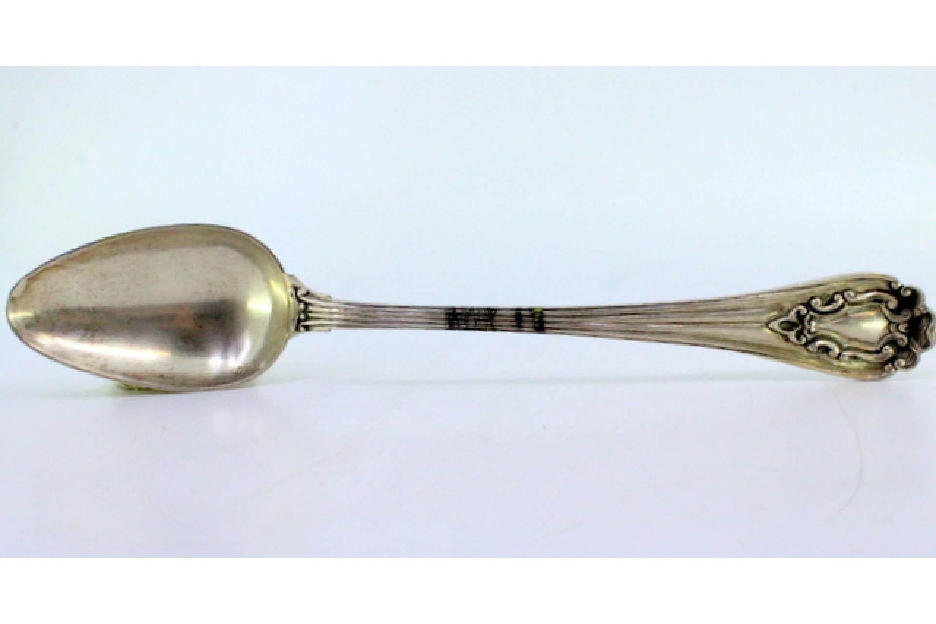 Silver rice/serving spoon with raised-edge handle and monogram plate en venta 3