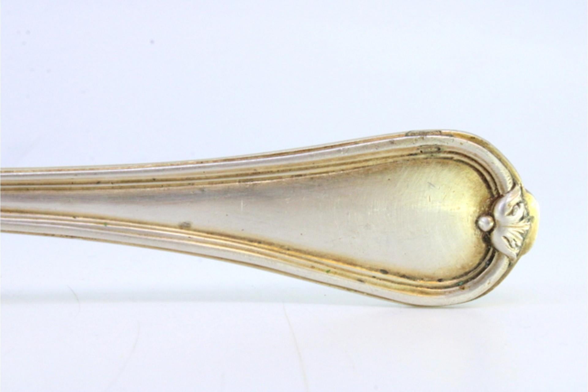 Silver rice/serving spoon with strips on handle around monogram plate Europeo en venta