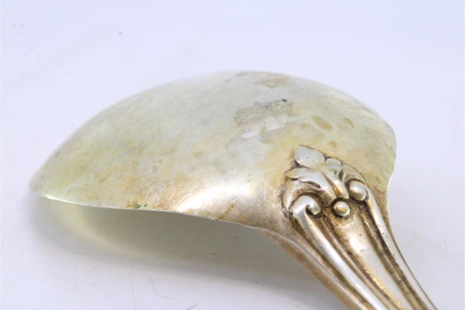 Silver rice/serving spoon with strips on handle around monogram plate en Bueno estado para la venta en Porto, PT