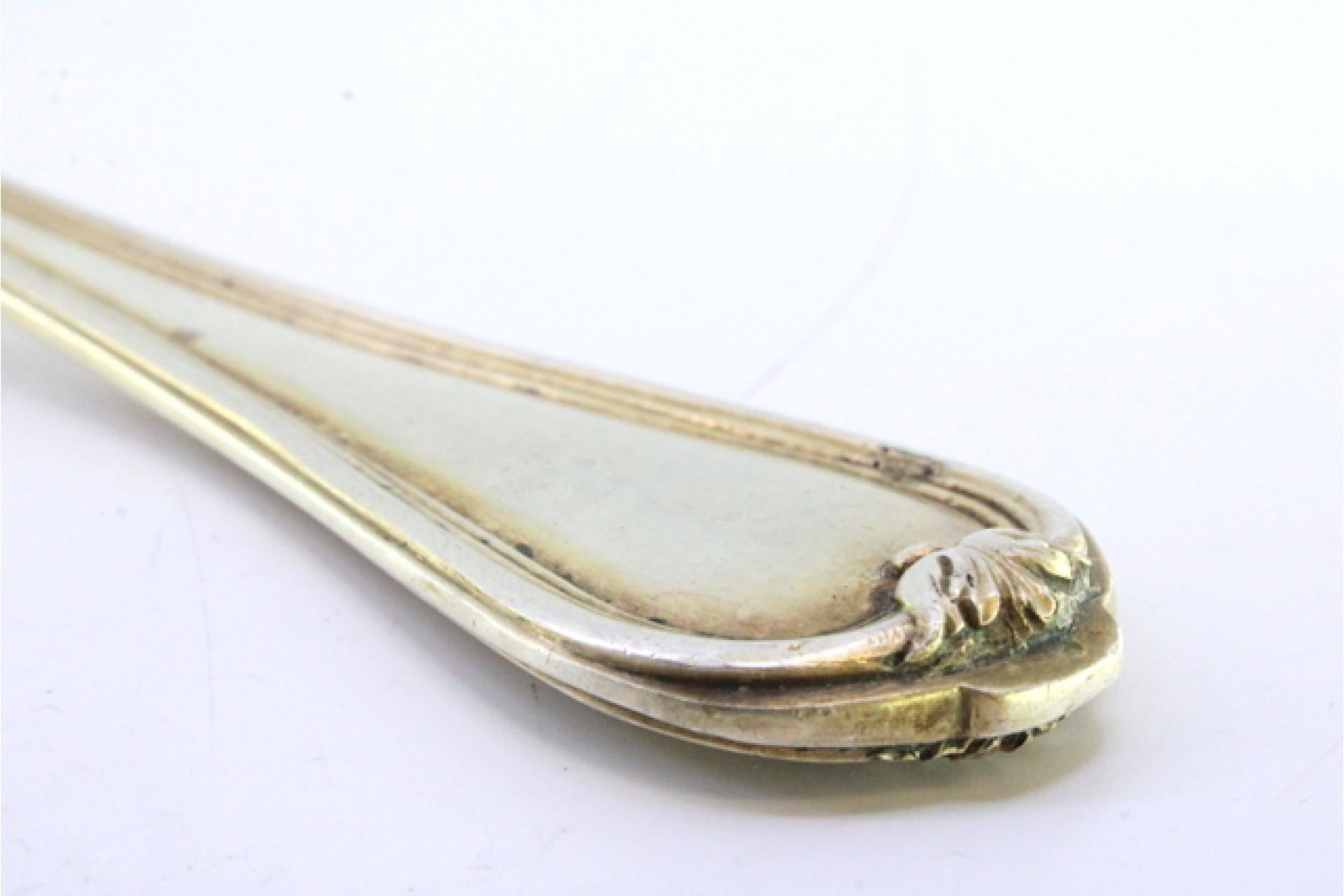 Silver rice/serving spoon with strips on handle around monogram plate siglo XIX en venta