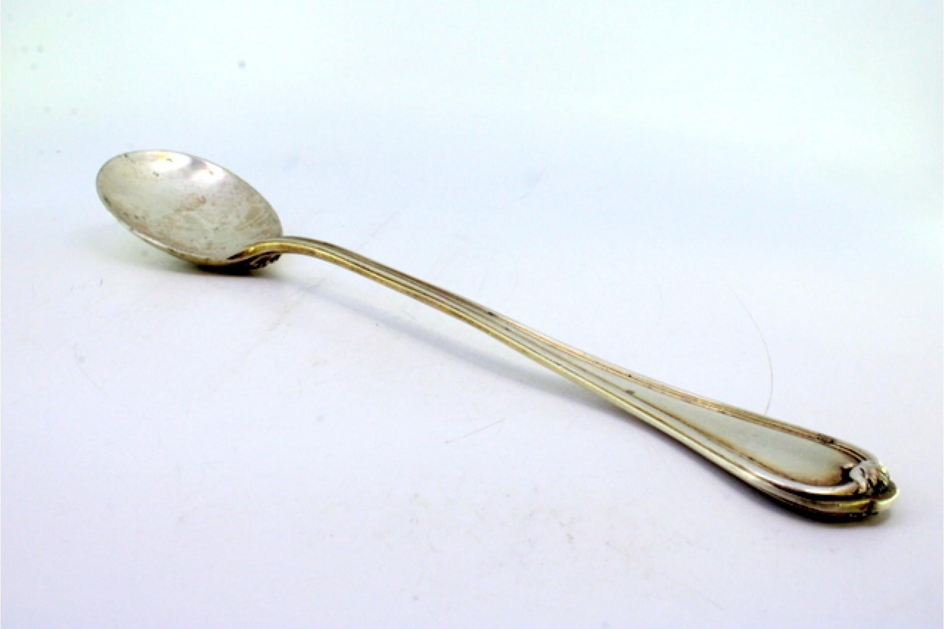 Silver rice/serving spoon with strips on handle around monogram plate en venta 1