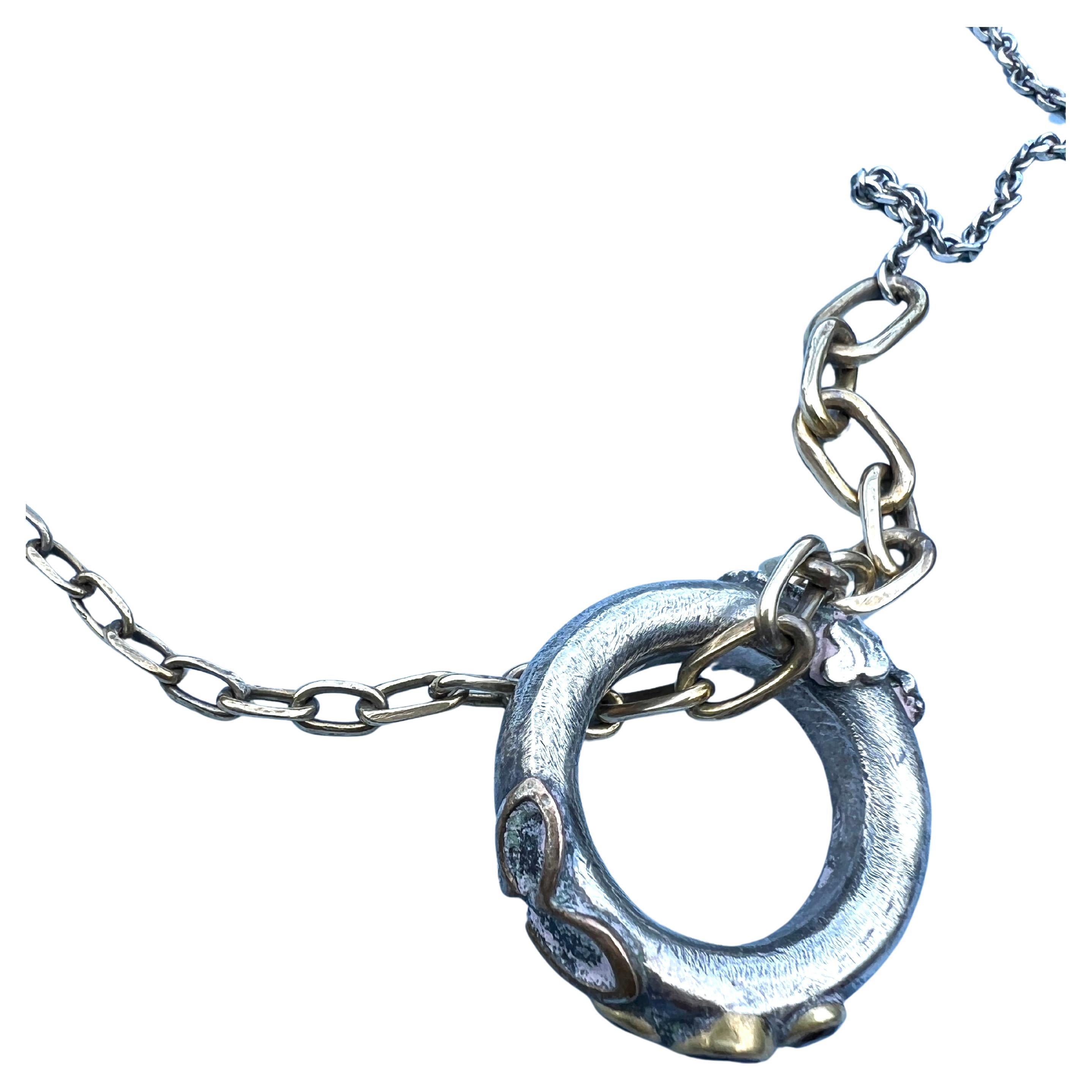 Anello d'argento Collana a catena Anello Croce Trifoglio Quarzo

Lunghezza: 35 pollici

Descrizione:
Questa collana presenta una lunga catena d'argento ornata da una combinazione di simboli significativi. Il pezzo centrale è un anello d'argento con
