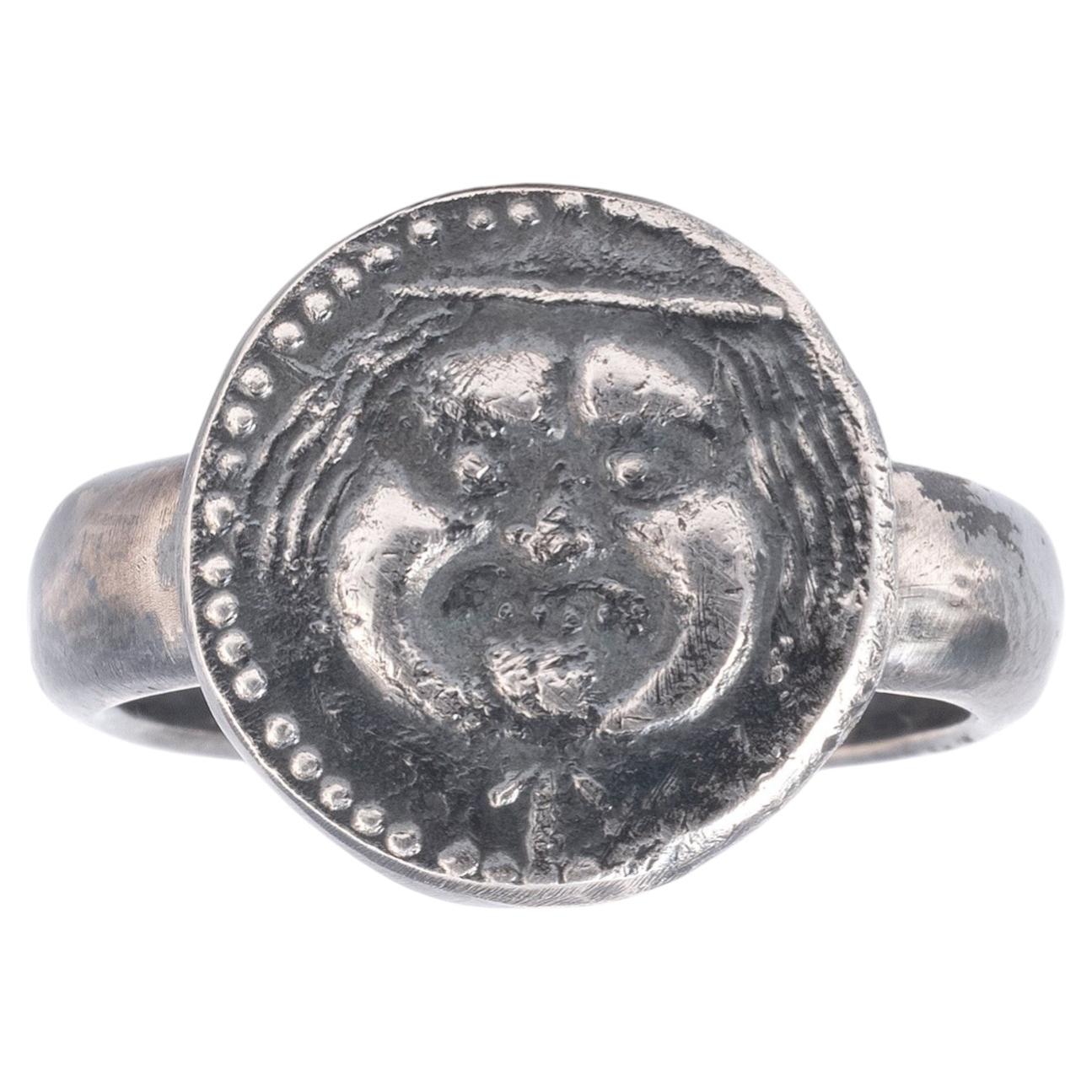 Anello d'argento con moneta dell'antica testa di Gorgone del 350-300 a.C. circa
