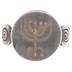 Anello d'argento con menorah ebraica color oro